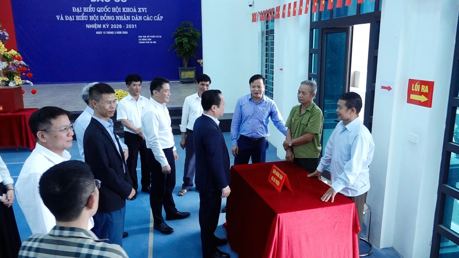 Đồng chí Bí thư Đảng ủy xã Hồng Sơn và Ban chỉ đạo Bầu cử xã kiểm tra, động viên công tác chuẩn bị bầu cử trên địa bàn xã- Ảnh 1.