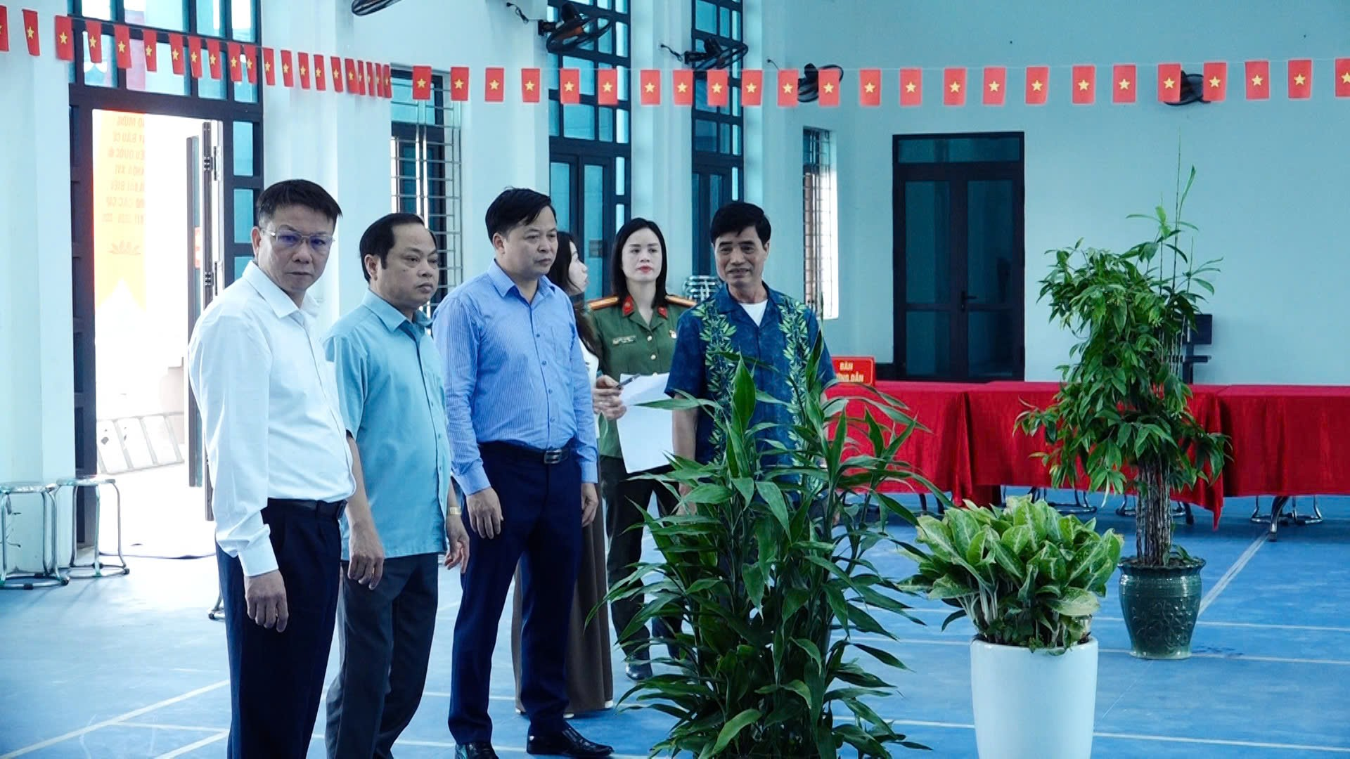 Đồng chí Bí thư Đảng ủy xã Hồng Sơn và Ban chỉ đạo Bầu cử xã kiểm tra, động viên công tác chuẩn bị bầu cử trên địa bàn xã- Ảnh 2.