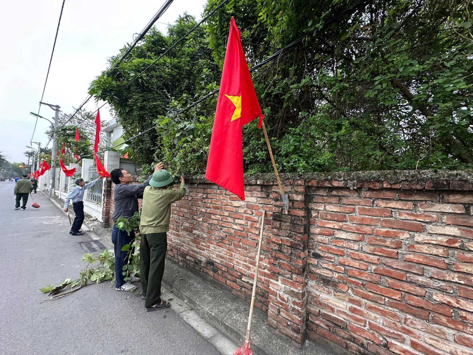 A group of people standing next to a brick wall  AI-generated content may be incorrect.
