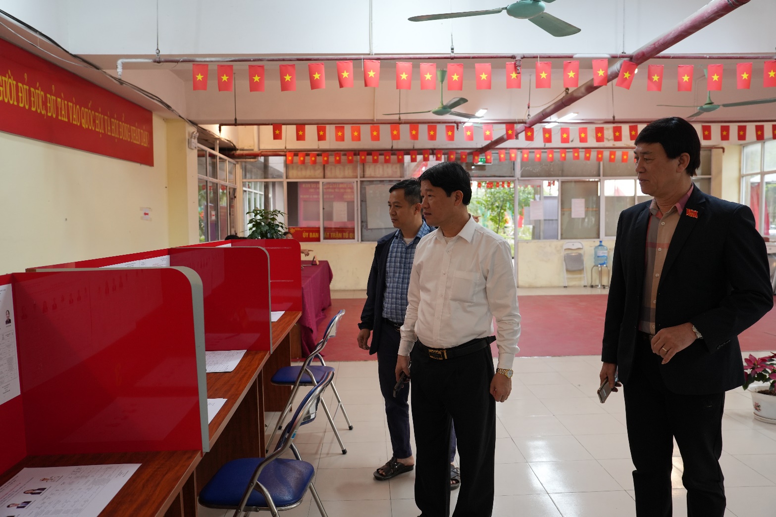 A group of men standing in a room  AI-generated content may be incorrect.