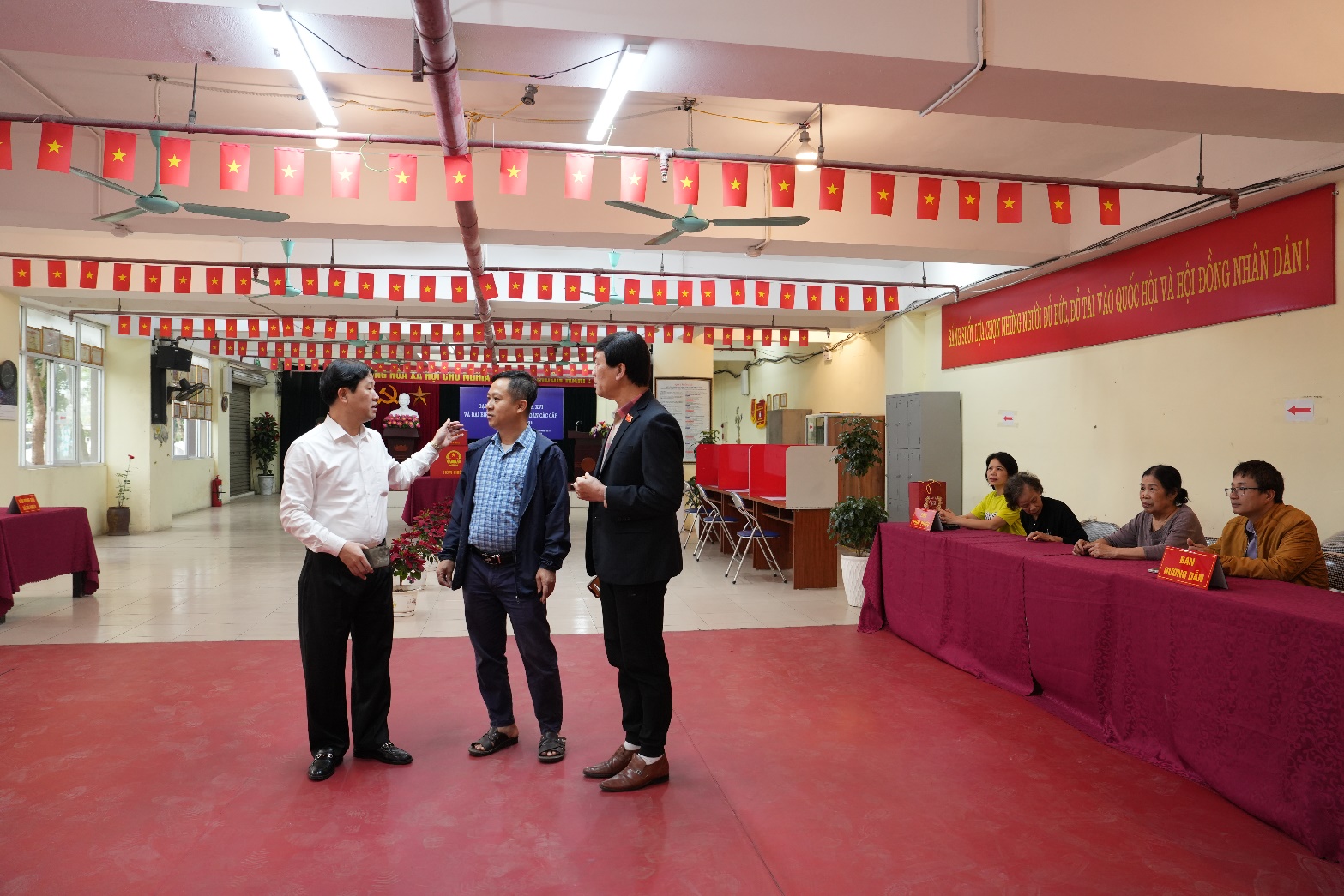 A group of men standing in a room  AI-generated content may be incorrect.