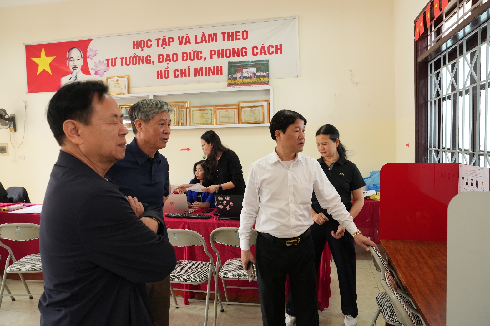 A group of people standing in a room  AI-generated content may be incorrect.