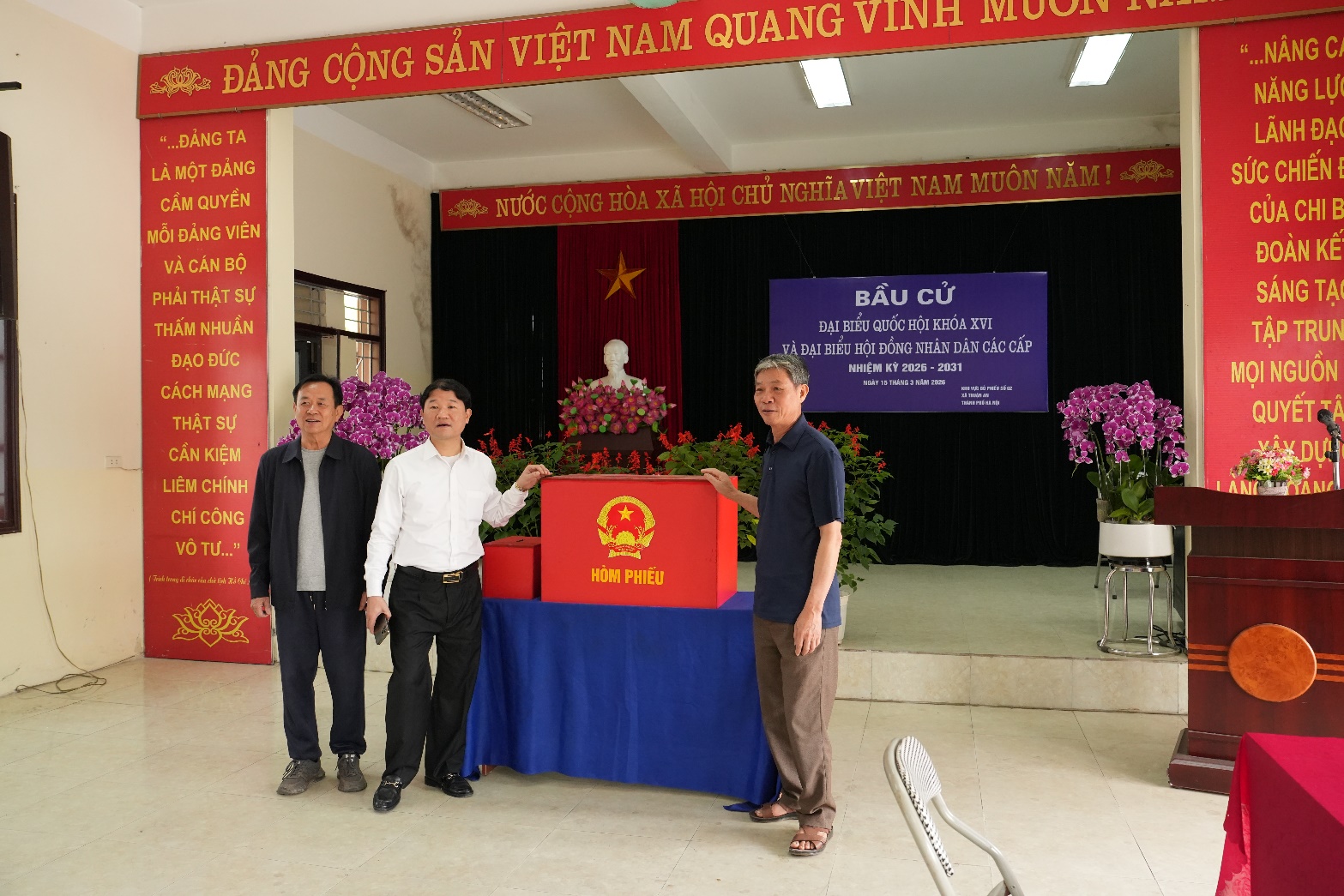 A group of men standing next to a stage  AI-generated content may be incorrect.