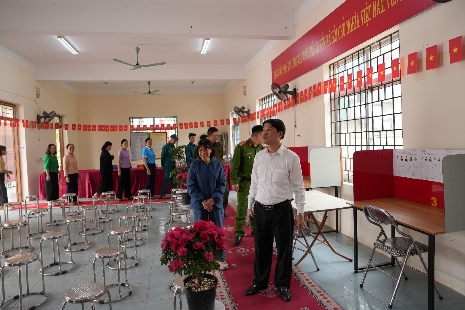 A group of people standing in a room  AI-generated content may be incorrect.