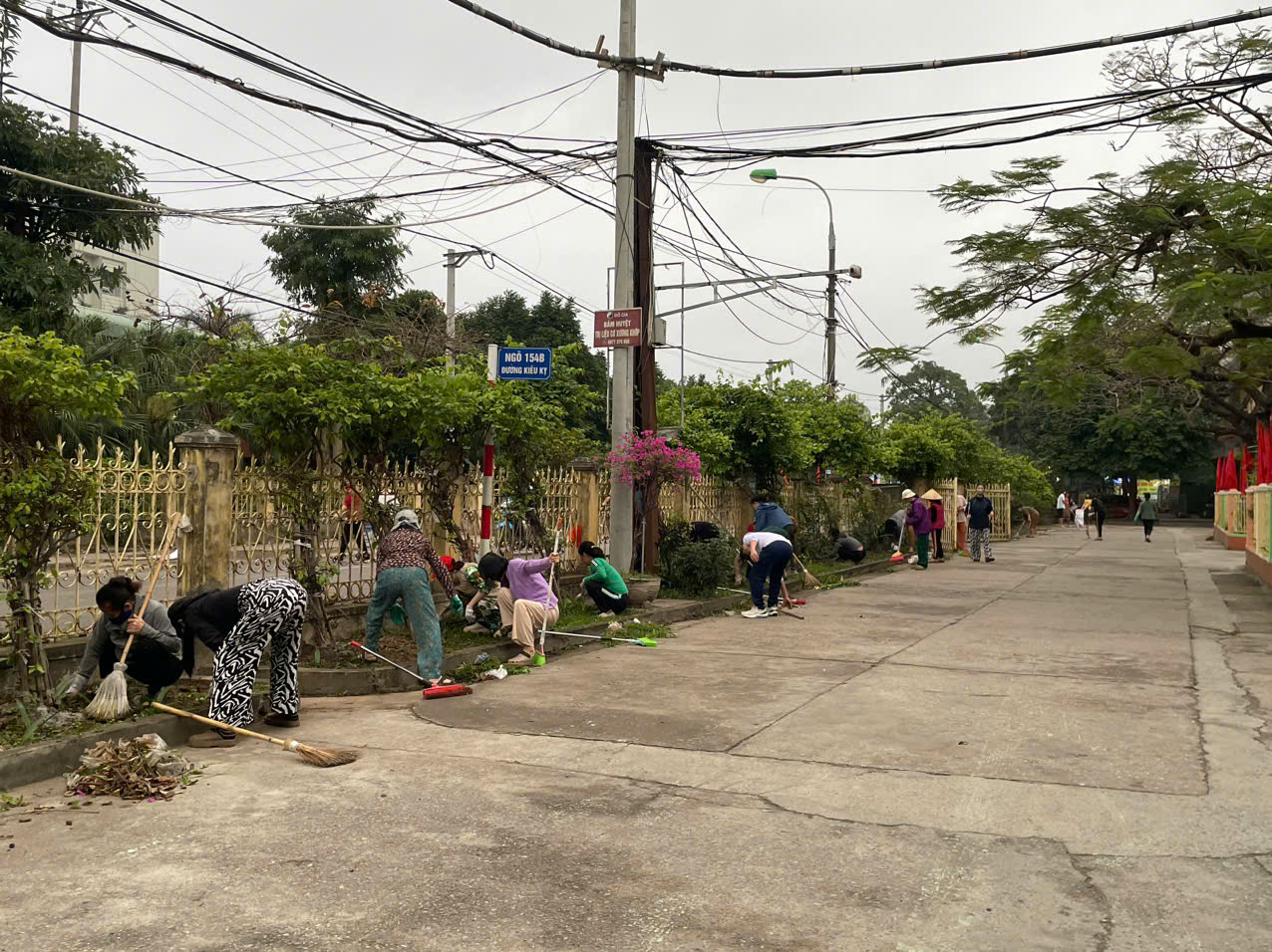 Xã Gia Lâm đồng loạt ra quân tổng vệ sinh môi trường chào mừng ngày bầu cử- Ảnh 1.