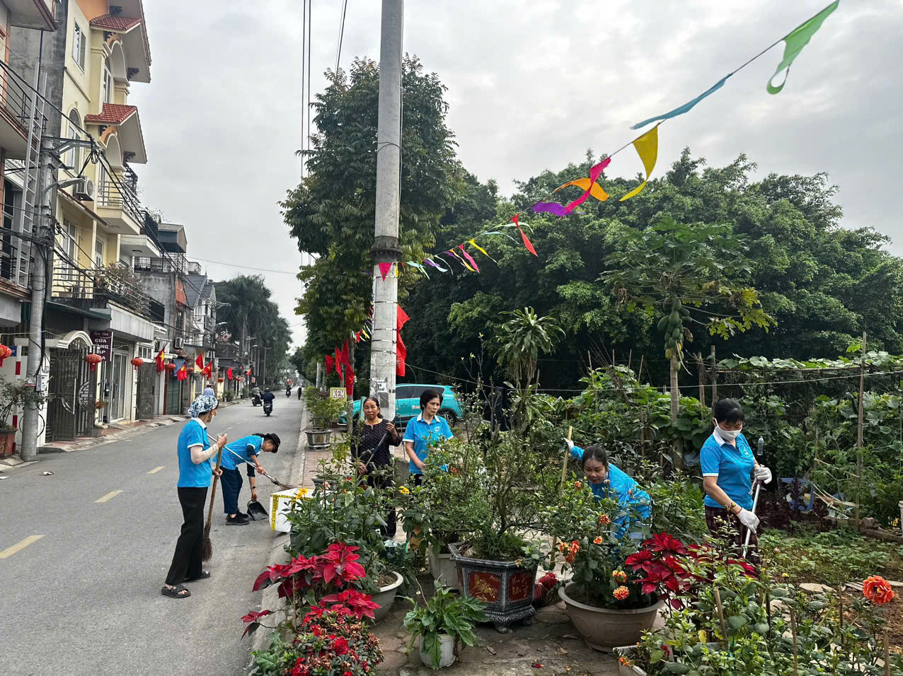 Xã Gia Lâm đồng loạt ra quân tổng vệ sinh môi trường chào mừng ngày bầu cử- Ảnh 2.