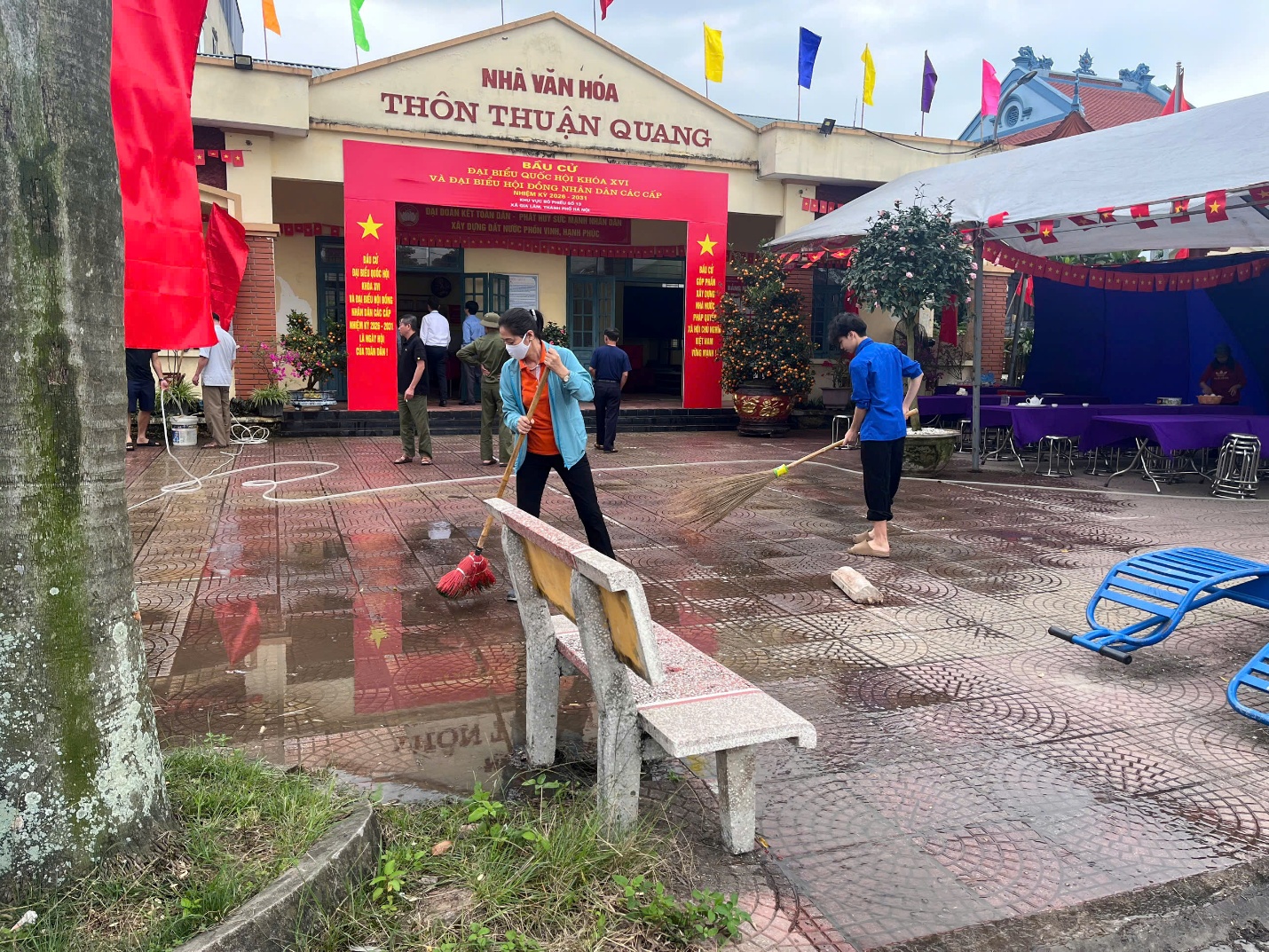 Xã Gia Lâm đồng loạt ra quân tổng vệ sinh môi trường chào mừng ngày bầu cử- Ảnh 3.