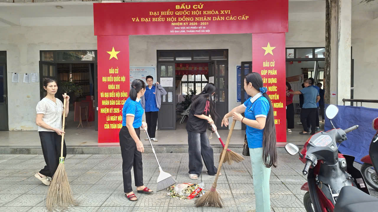Xã Gia Lâm đồng loạt ra quân tổng vệ sinh môi trường chào mừng ngày bầu cử- Ảnh 4.