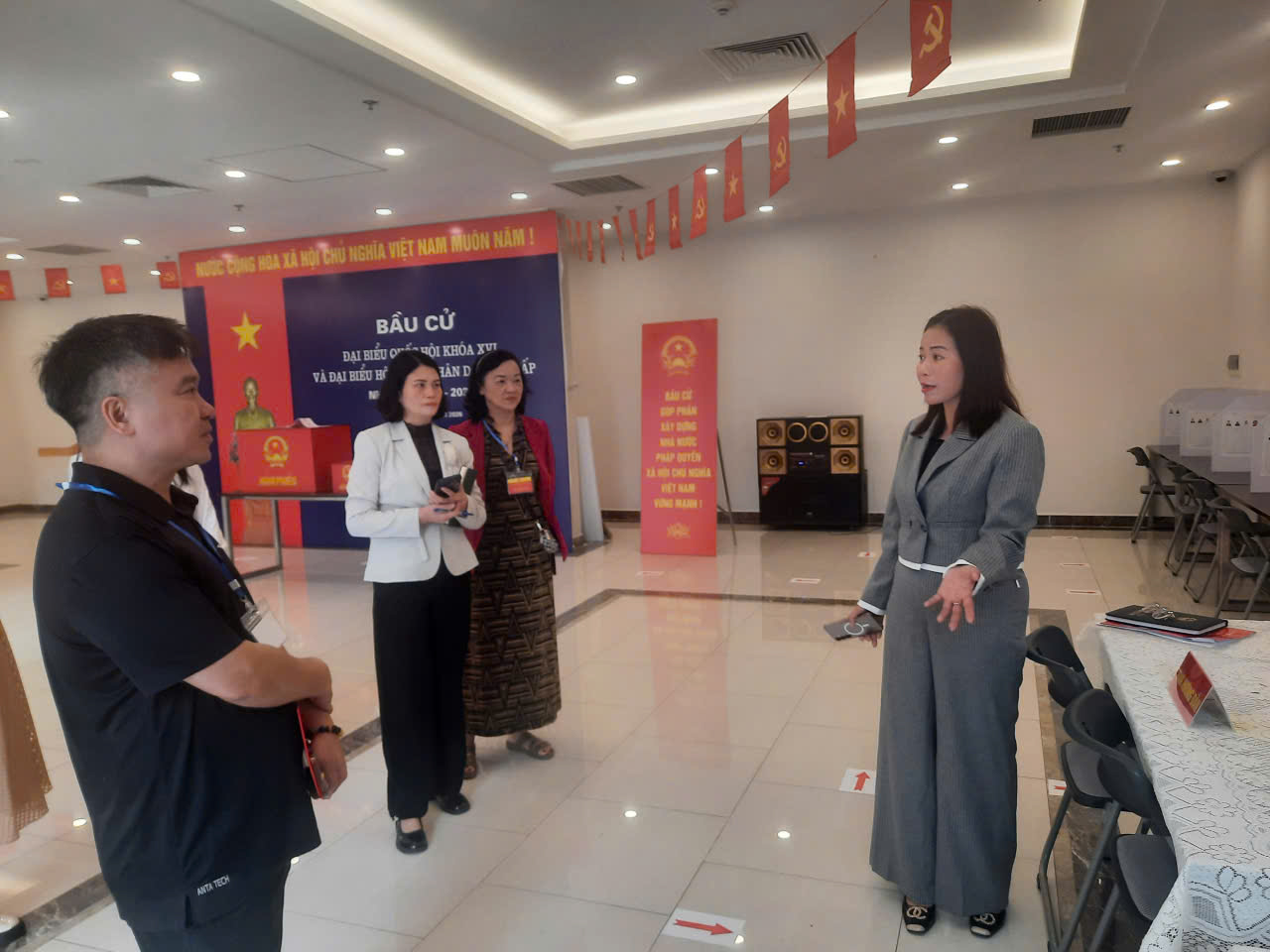 Phó Bí thư Thường trực Đảng ủy xã Gia Lâm kiểm tra công tác bầu cử tại Đơn vị bầu cử số 6- Ảnh 1.