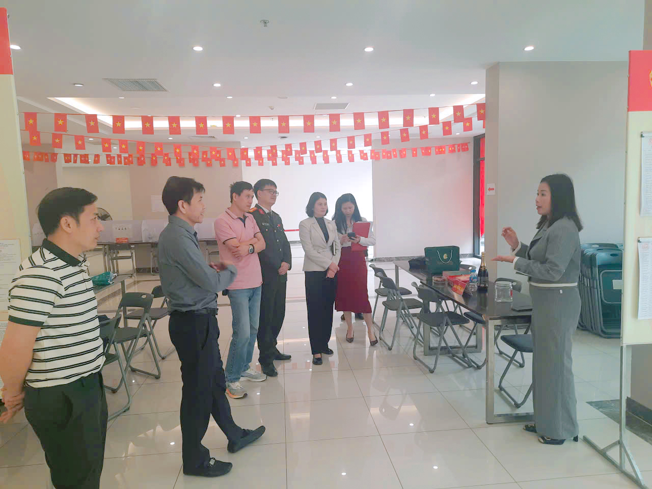 Phó Bí thư Thường trực Đảng ủy xã Gia Lâm kiểm tra công tác bầu cử tại Đơn vị bầu cử số 6- Ảnh 2.