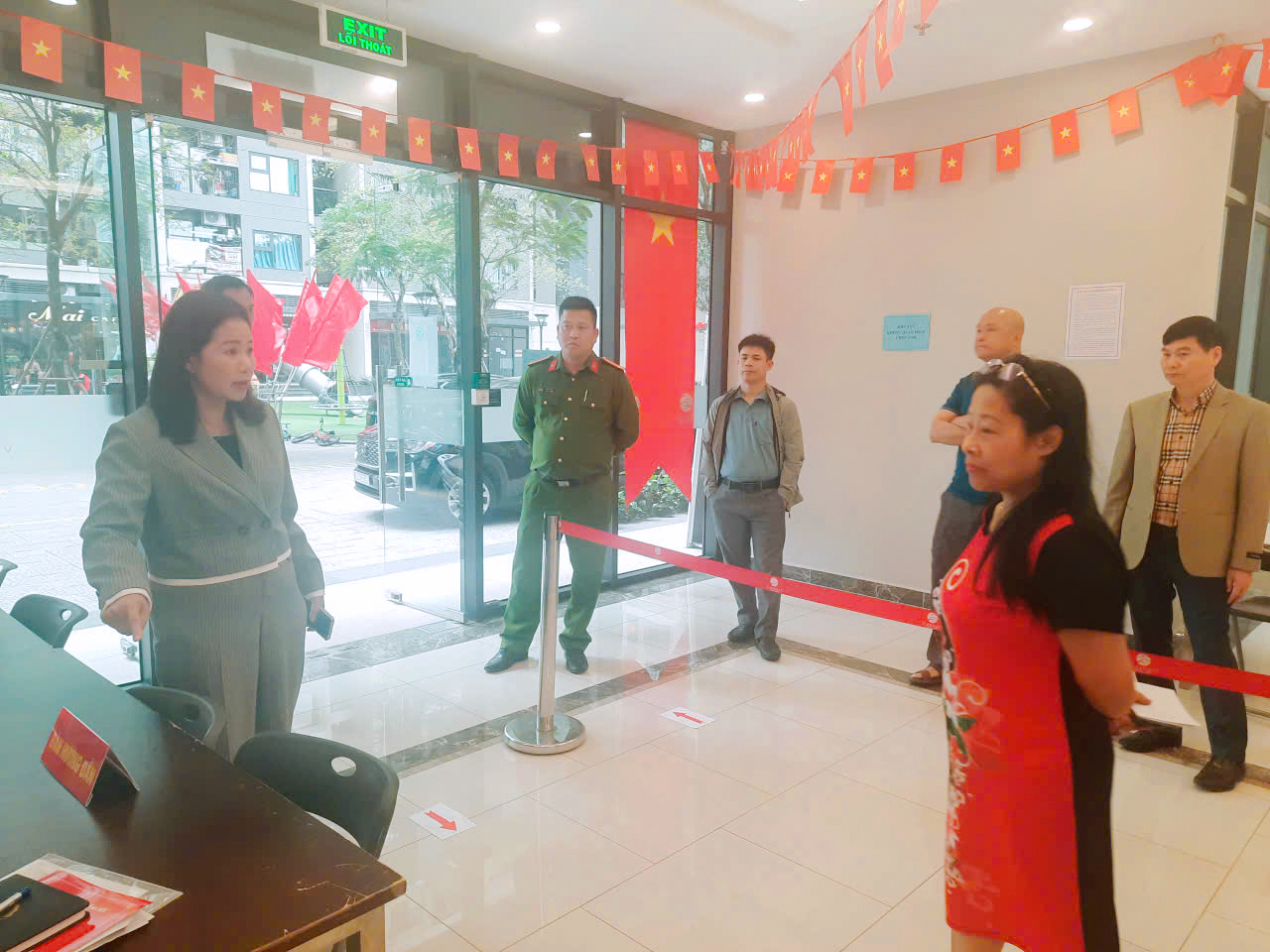 Phó Bí thư Thường trực Đảng ủy xã Gia Lâm kiểm tra công tác bầu cử tại Đơn vị bầu cử số 6- Ảnh 3.