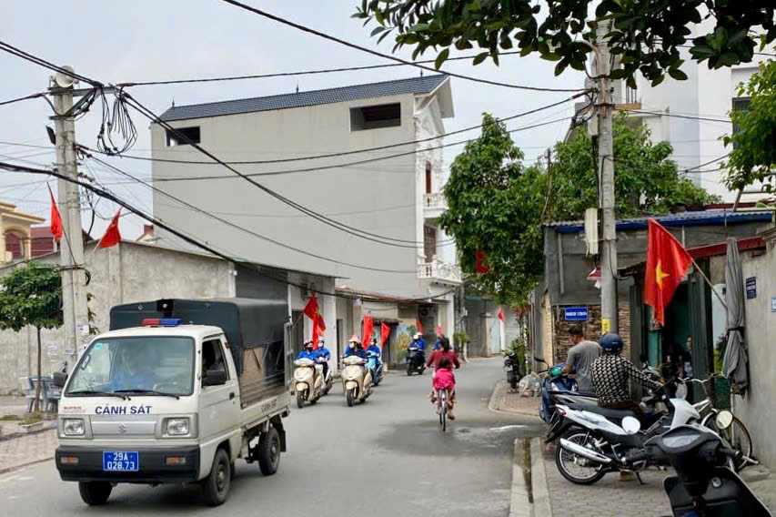 Ảnh có chứa ngoài trời, Phương tiện đường bộ, phương tiện, văn bản  Nội dung do AI tạo ra có thể không chính xác.