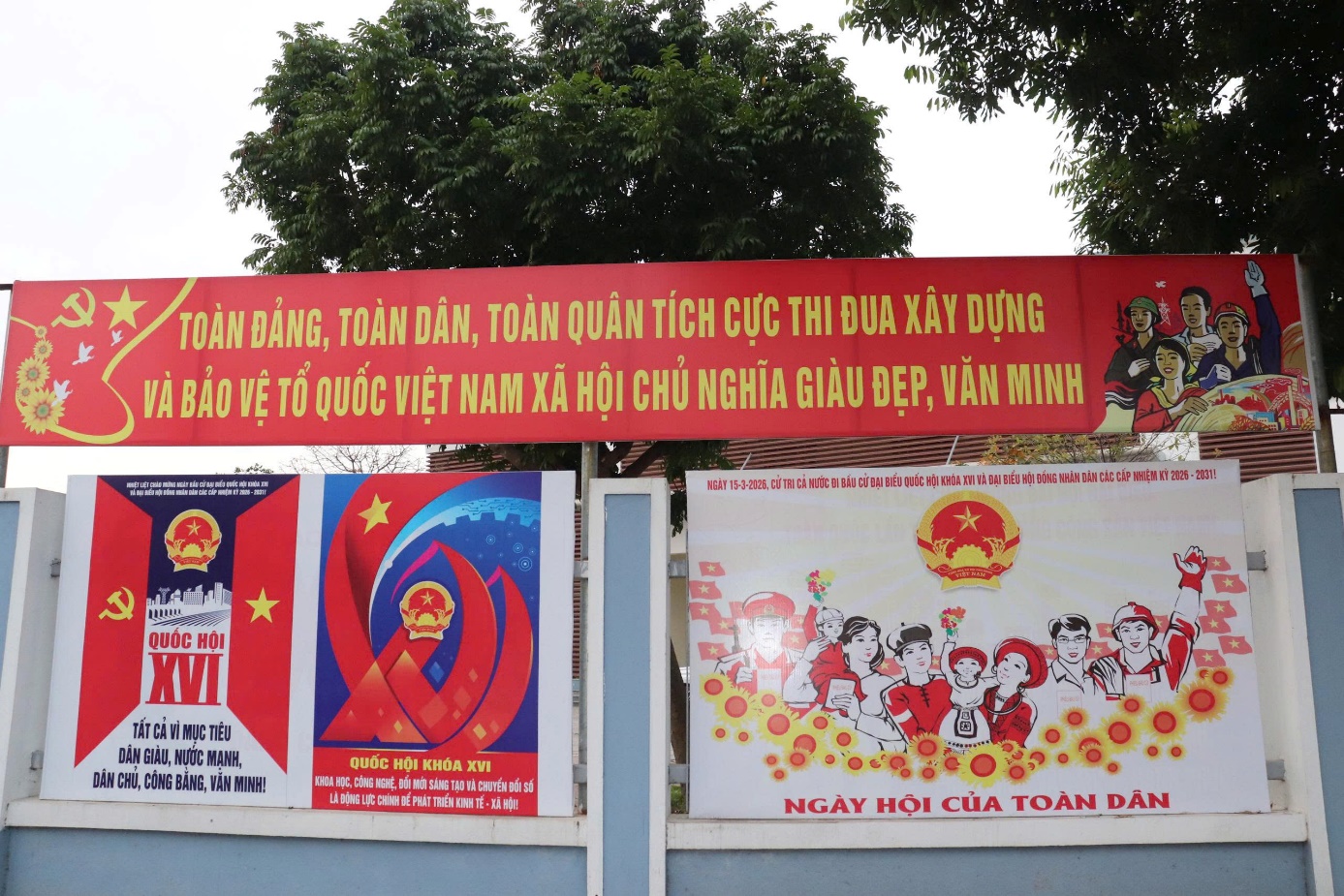 Ảnh có chứa văn bản, ngoài trời, Quảng cáo, Panô quảng cáo  Nội dung do AI tạo ra có thể không chính xác.