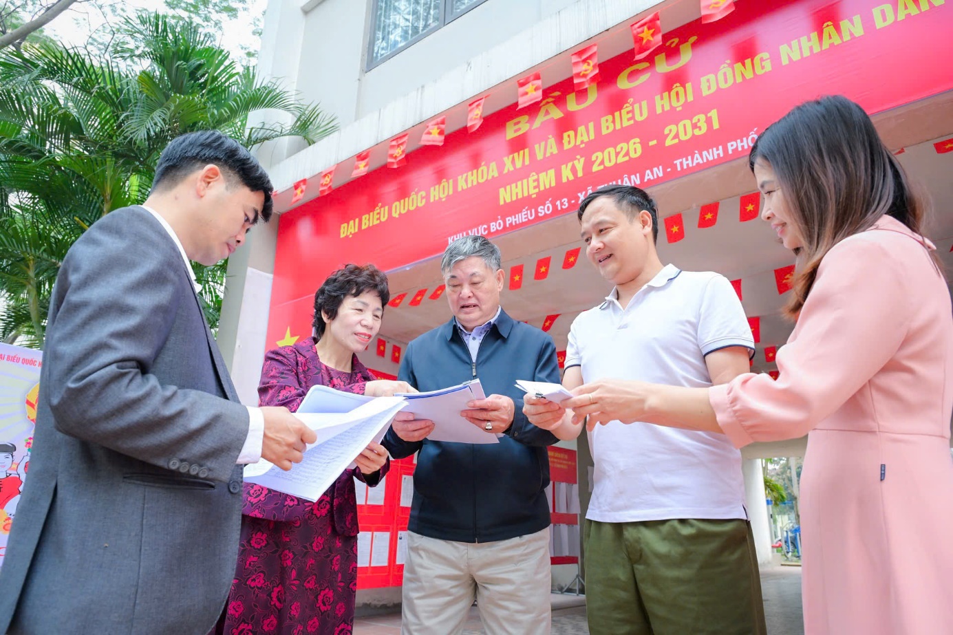 Ảnh có chứa trang phục, người, đàn ông, ngoài trời  Nội dung do AI tạo ra có thể không chính xác.