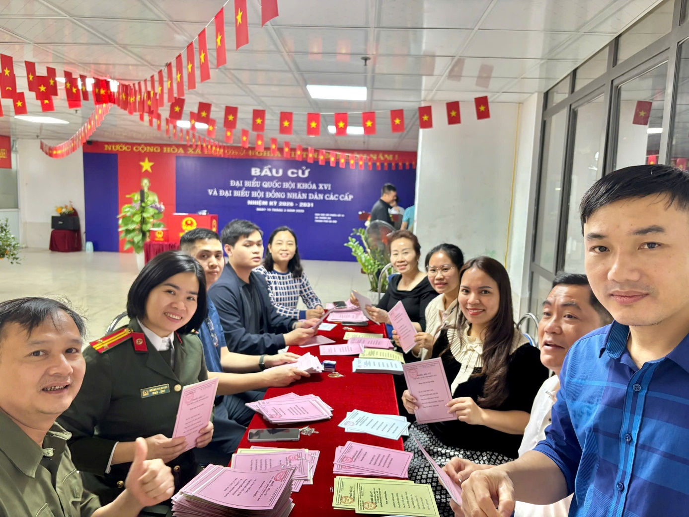 Ảnh có chứa trang phục, Mặt người, người, phụ nữ  Nội dung do AI tạo ra có thể không chính xác.