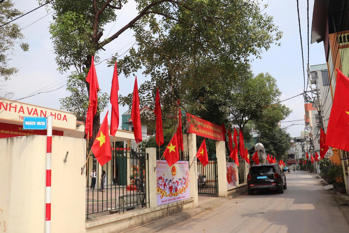 Ảnh có chứa ngoài trời, văn bản, bầu trời, Phương tiện đường bộ  Nội dung do AI tạo ra có thể không chính xác.