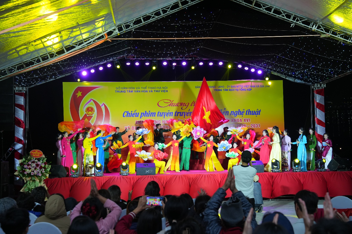 Xã Gia Lâm tổ chức chương trình chiếu phim và biểu diễn nghệ thuật chào mừng ngày bầu cử- Ảnh 7.