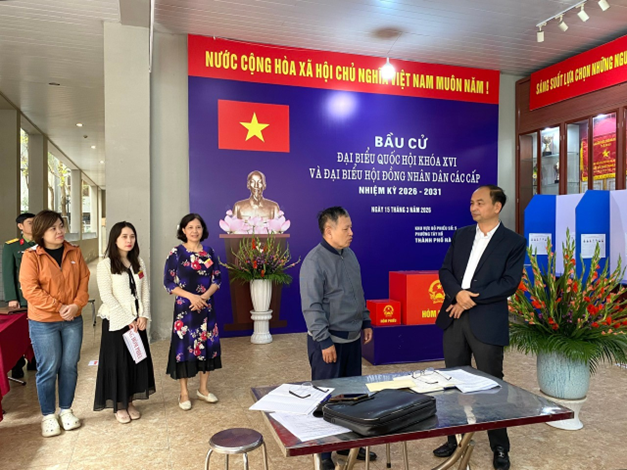 Phường Tây Hồ: Đồng loạt tổ chức diễn tập khai mạc bầu cử tại các khu vực bỏ phiếu, sẵn sàng cho ngày hội toàn dân.- Ảnh 3.