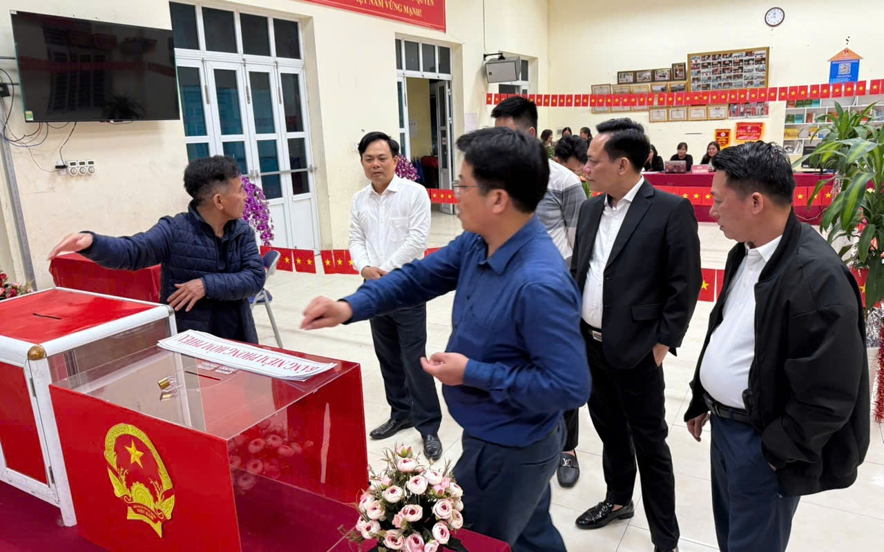 Lãnh đạo xã Tam Hưng kiểm tra công tác chuẩn bị bầu cử tại khu vực bỏ phiếu số 12