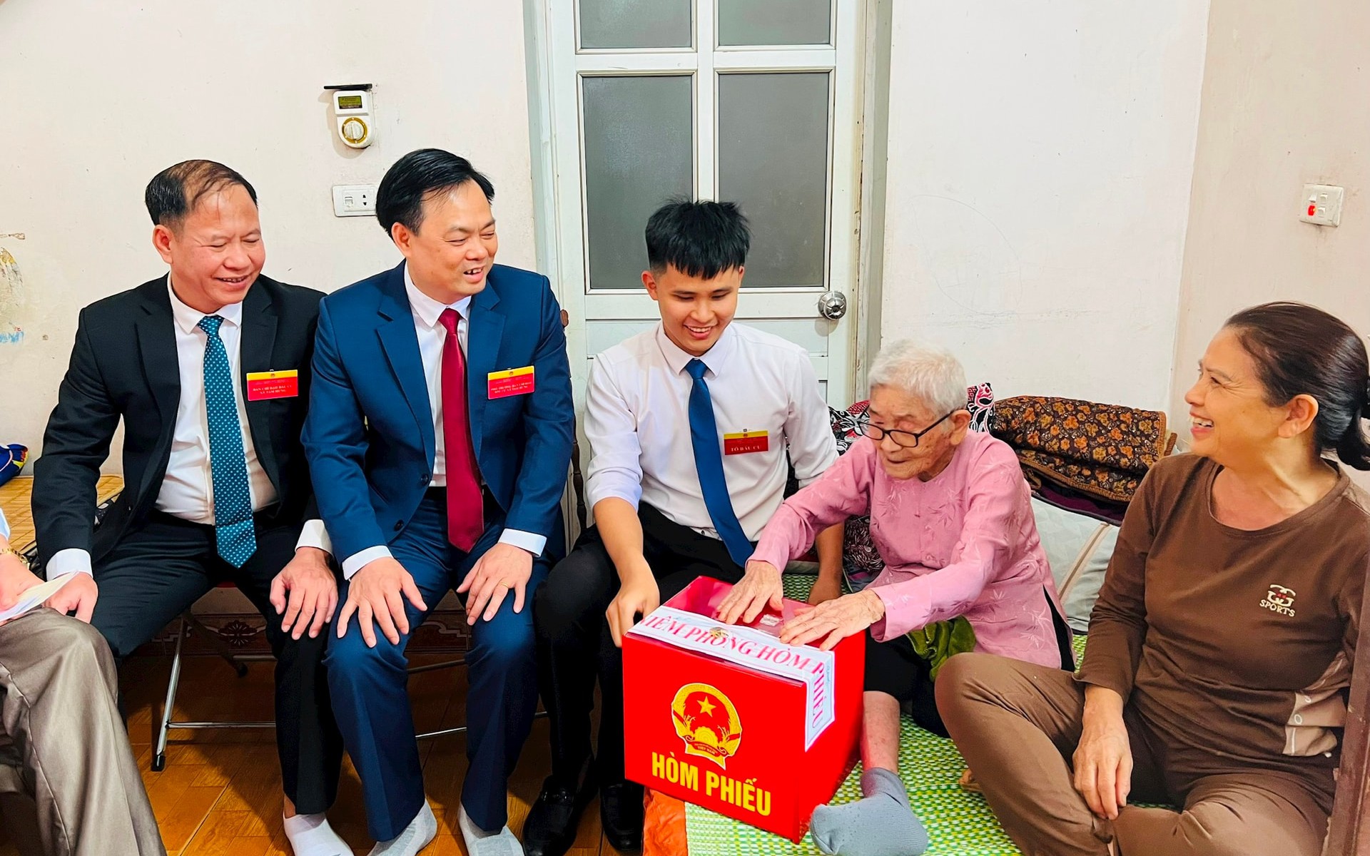 Niềm vui của những cử tri “đặc biệt” ở Tam Hưng