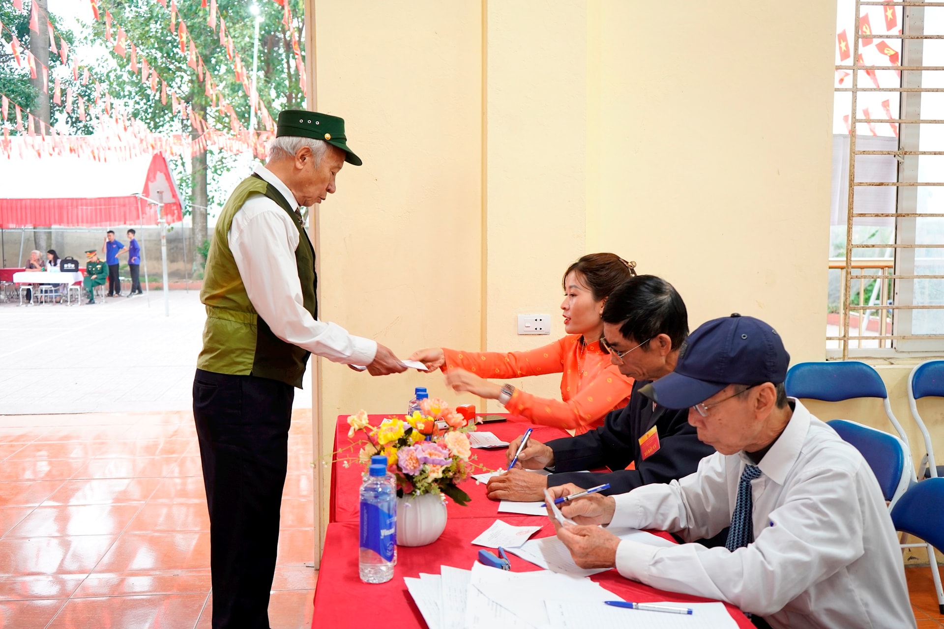 Cử tri xã Tam Hưng gửi nhiều kỳ vọng tới đại biểu Quốc hội và HĐND- Ảnh 9.