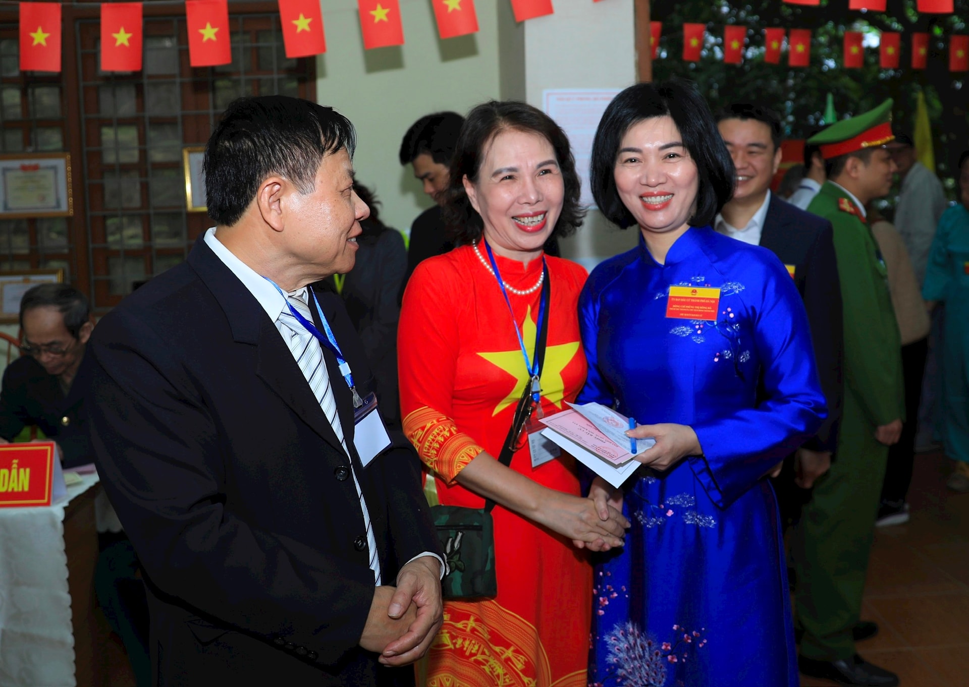 Chủ tịch HĐND thành phố Phùng Thị Hồng Hà bỏ phiếu bầu cử tại phường Hà Đông- Ảnh 3.