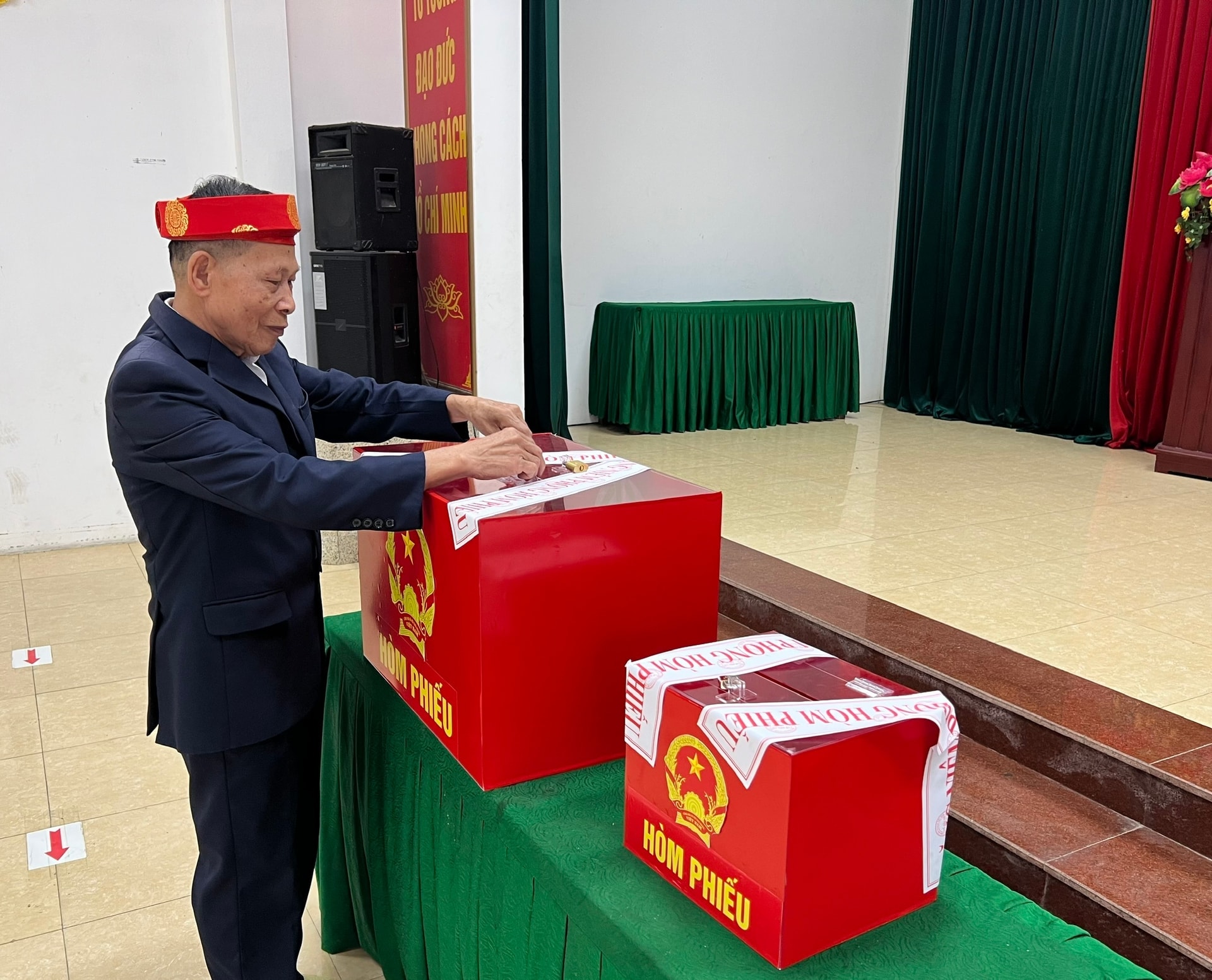 Cử tri xã Tam Hưng gửi nhiều kỳ vọng tới đại biểu Quốc hội và HĐND- Ảnh 12.