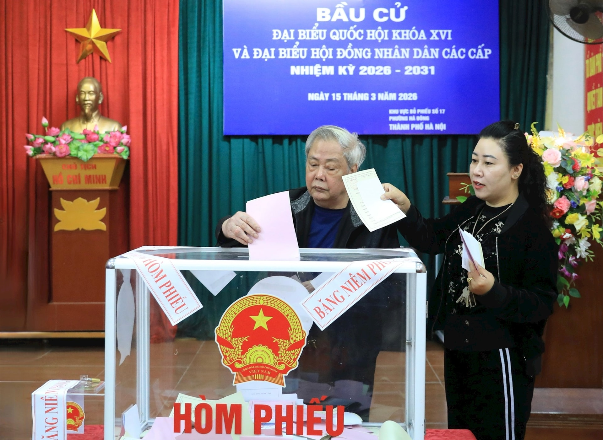 Chủ tịch HĐND thành phố Phùng Thị Hồng Hà bỏ phiếu bầu cử tại phường Hà Đông- Ảnh 4.