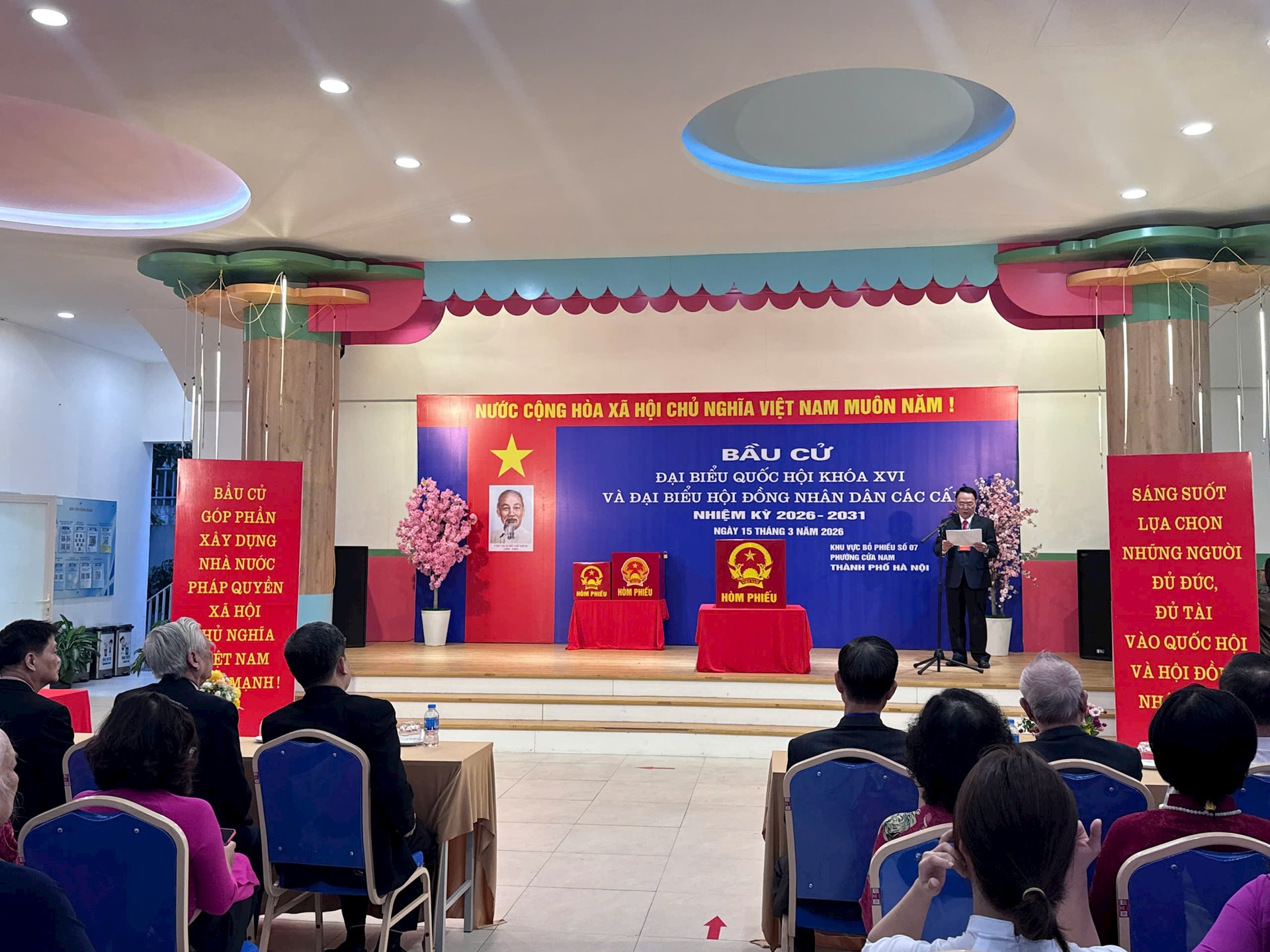 Cử tri phường Cửa Nam gửi gắm niềm tin qua từng lá phiếu- Ảnh 4.