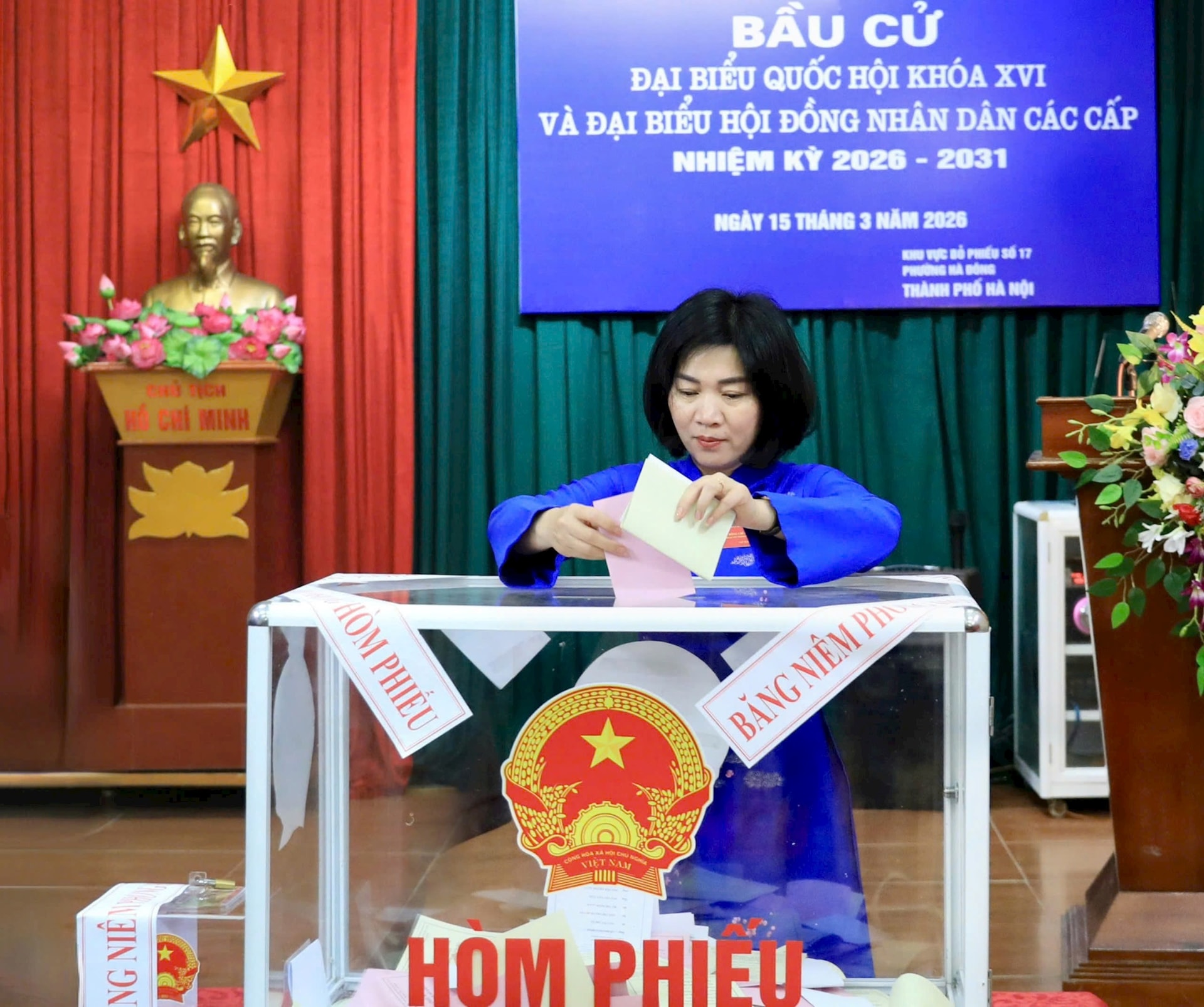 Chủ tịch HĐND thành phố Phùng Thị Hồng Hà bỏ phiếu bầu cử tại phường Hà Đông- Ảnh 2.