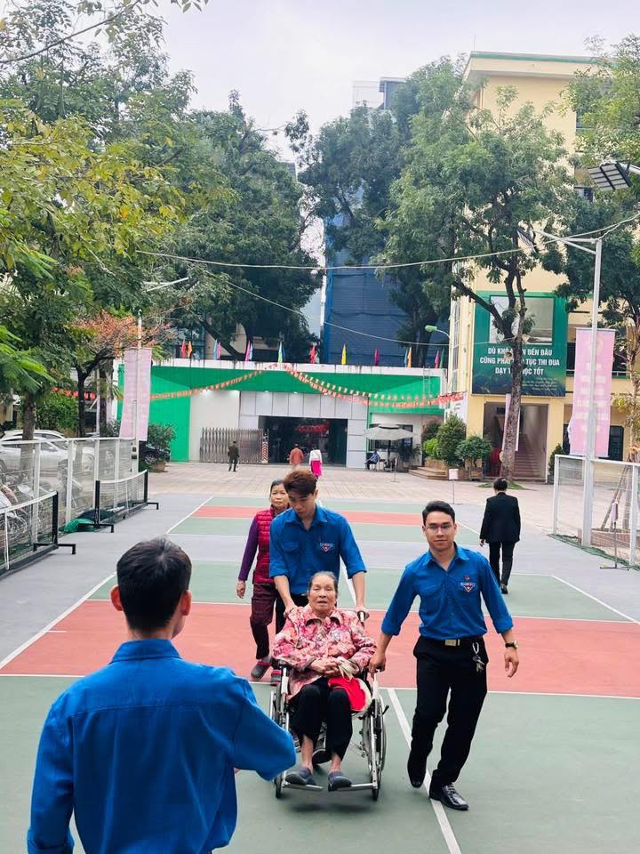 NHỮNG BÓNG ÁO XANH, ÁO LÍNH GÓP PHẦN LÀM NÊN NGÀY HỘI BẦU CỬ TRÊN ĐỊA BÀN PHƯỜNG LÁNG- Ảnh 16.