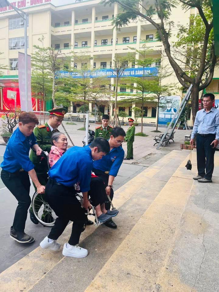 NHỮNG BÓNG ÁO XANH, ÁO LÍNH GÓP PHẦN LÀM NÊN NGÀY HỘI BẦU CỬ TRÊN ĐỊA BÀN PHƯỜNG LÁNG- Ảnh 9.