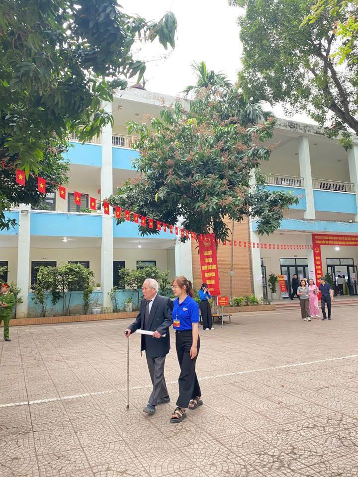 NHỮNG BÓNG ÁO XANH, ÁO LÍNH GÓP PHẦN LÀM NÊN NGÀY HỘI BẦU CỬ TRÊN ĐỊA BÀN PHƯỜNG LÁNG- Ảnh 3.