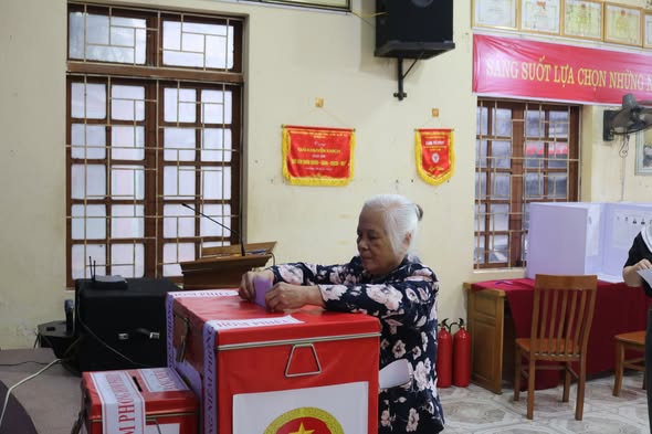 Quốc Oai: Đến 11h30, gần 90% cử tri tham gia bỏ phiếu – Không khí Ngày hội non sông rộn ràng khắp các khu dân cư- Ảnh 2.