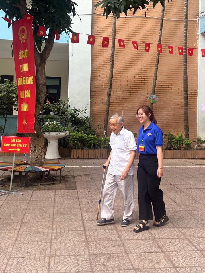 NHỮNG BÓNG ÁO XANH, ÁO LÍNH GÓP PHẦN LÀM NÊN NGÀY HỘI BẦU CỬ TRÊN ĐỊA BÀN PHƯỜNG LÁNG- Ảnh 5.