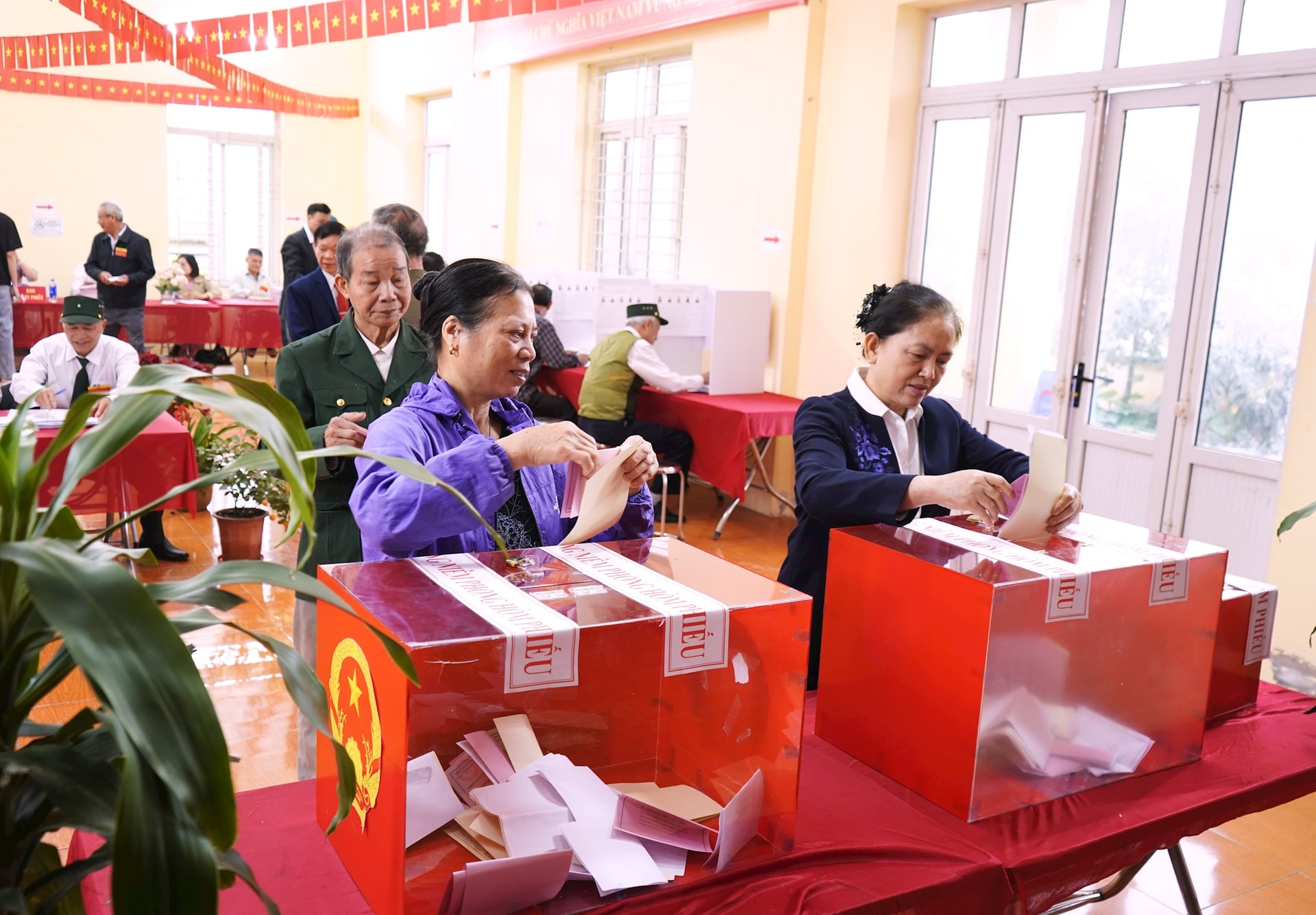 Cử tri xã Tam Hưng gửi nhiều kỳ vọng tới đại biểu Quốc hội và HĐND- Ảnh 15.