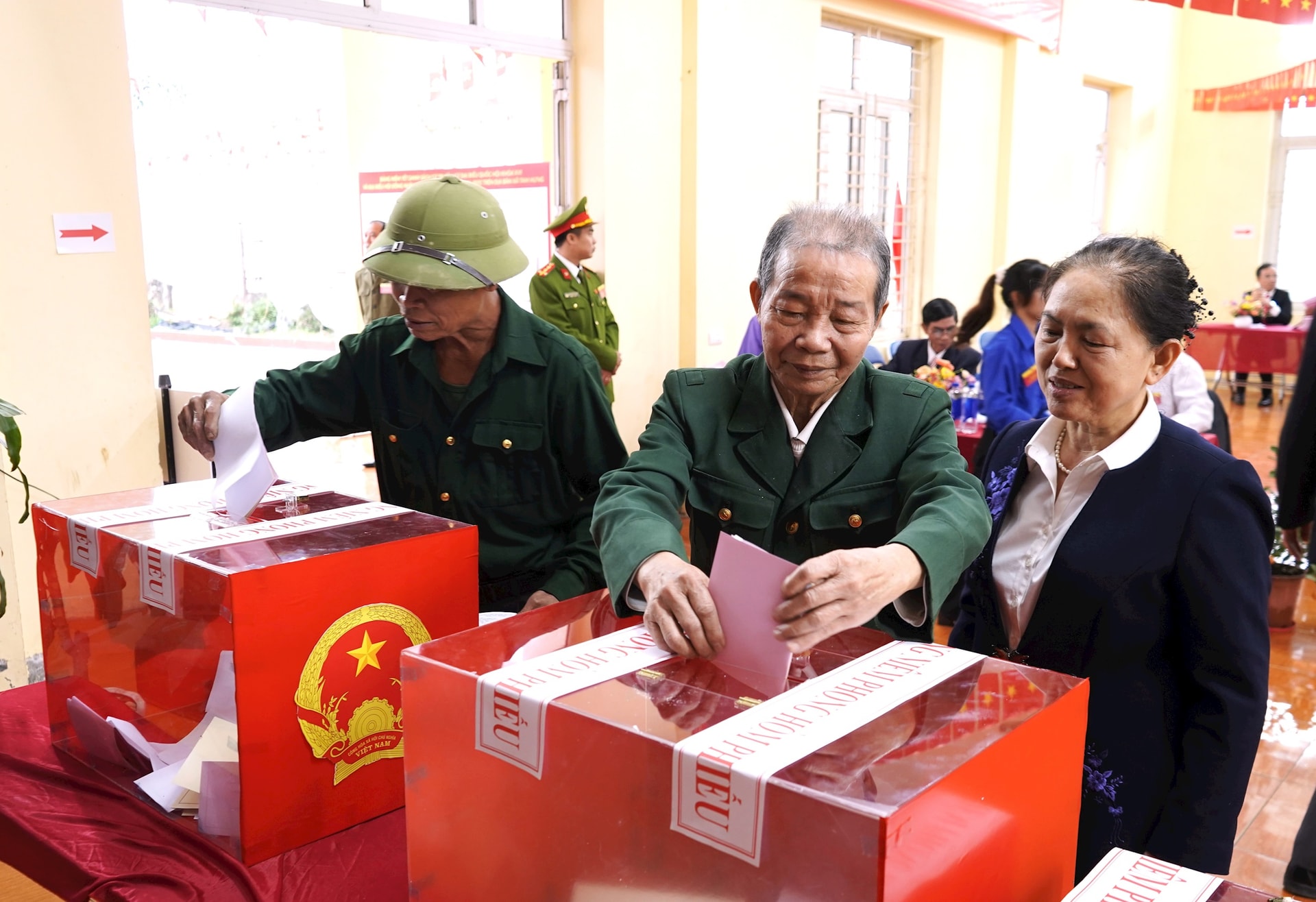 Cử tri xã Tam Hưng gửi nhiều kỳ vọng tới đại biểu Quốc hội và HĐND- Ảnh 13.