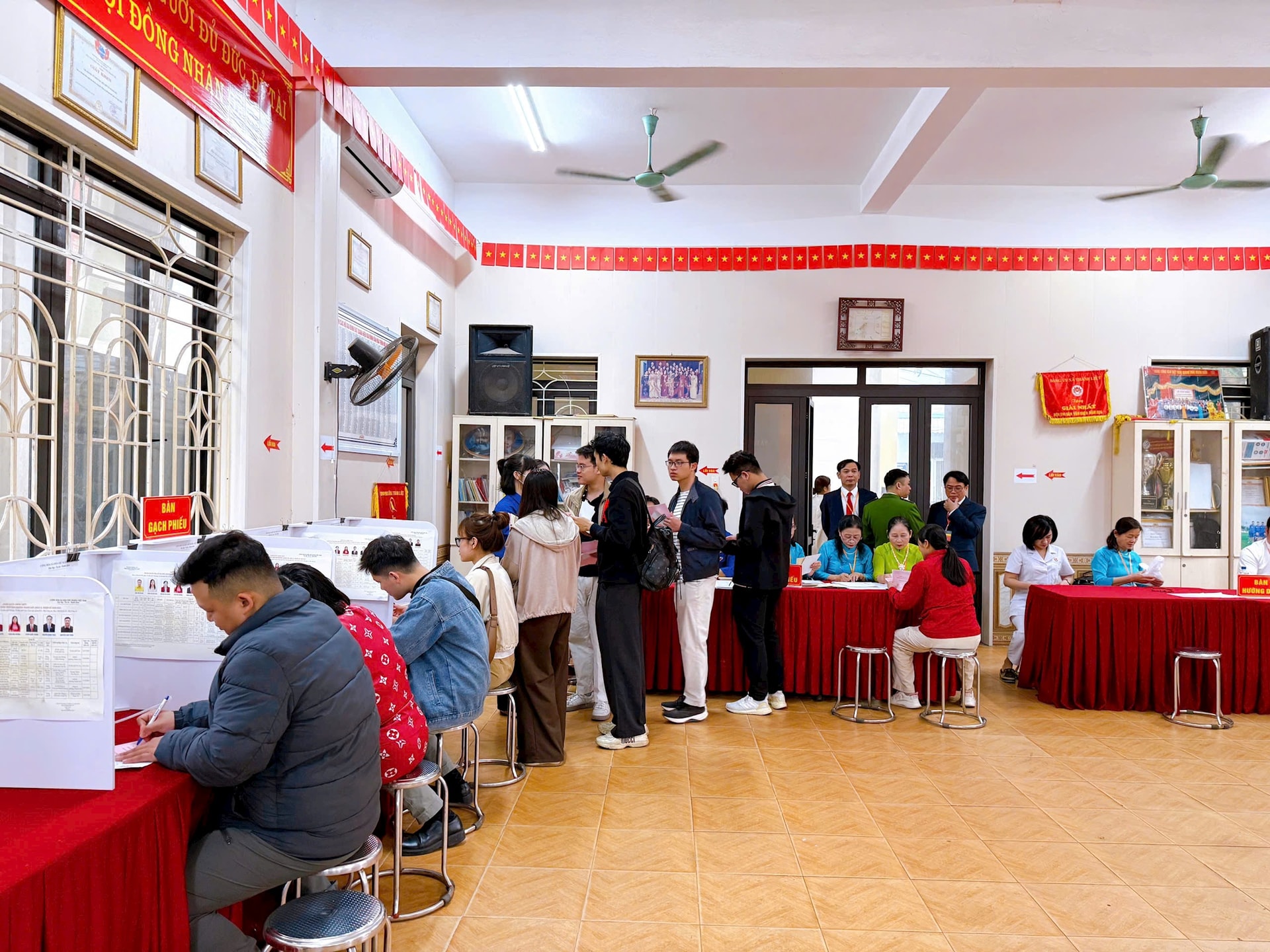 Toàn cảnh không khí bầu cử tại 126 xã, phường của Hà Nội- Ảnh 58.