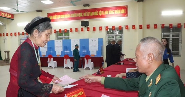 Cử tri xã Quang Minh gửi gắm niềm tin qua từng lá phiếu