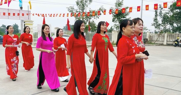 Phụ nữ Quang Minh rạng rỡ áo dài trong ngày bầu cử