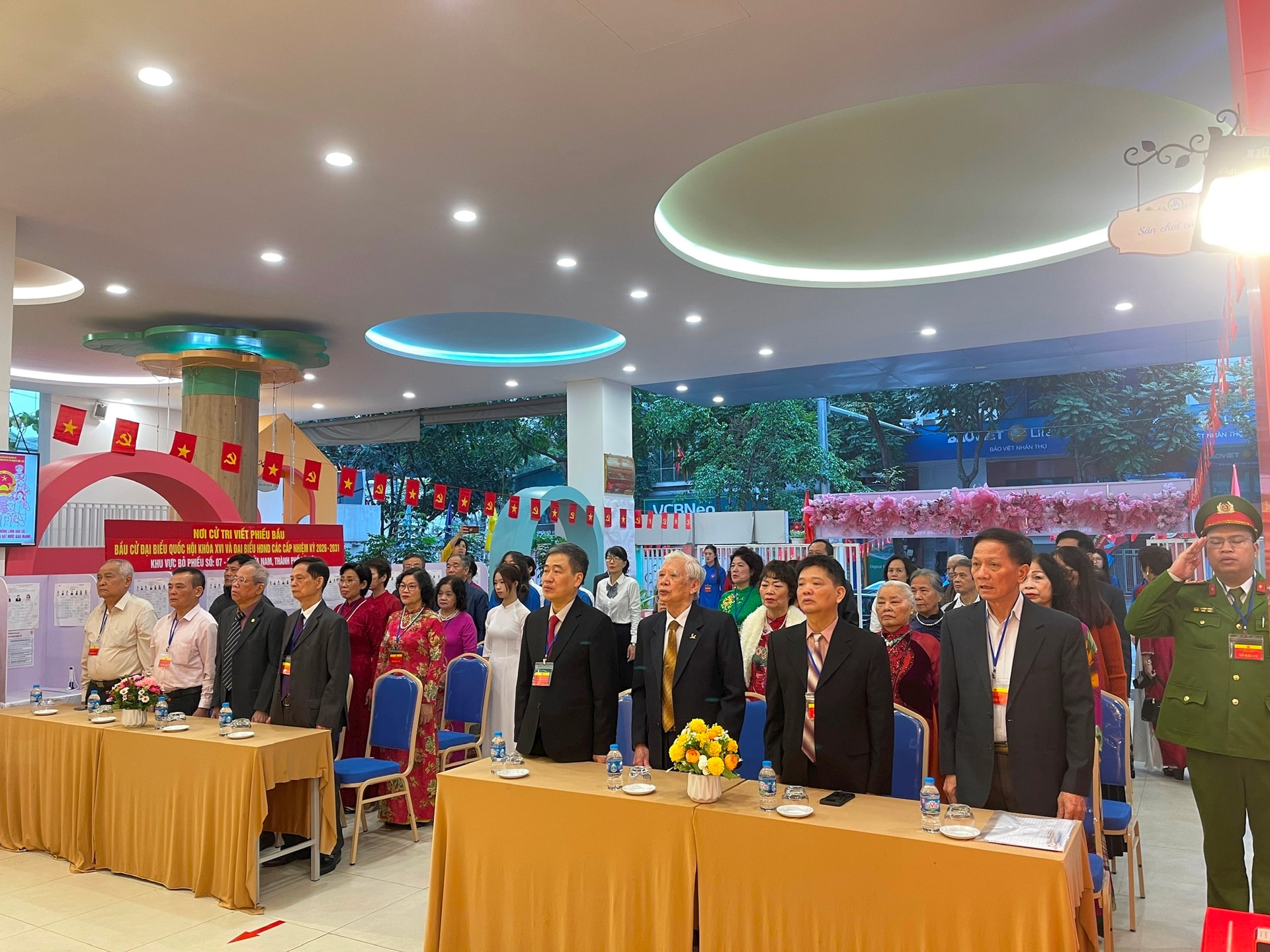 Cử tri phường Cửa Nam gửi gắm niềm tin qua từng lá phiếu- Ảnh 3.