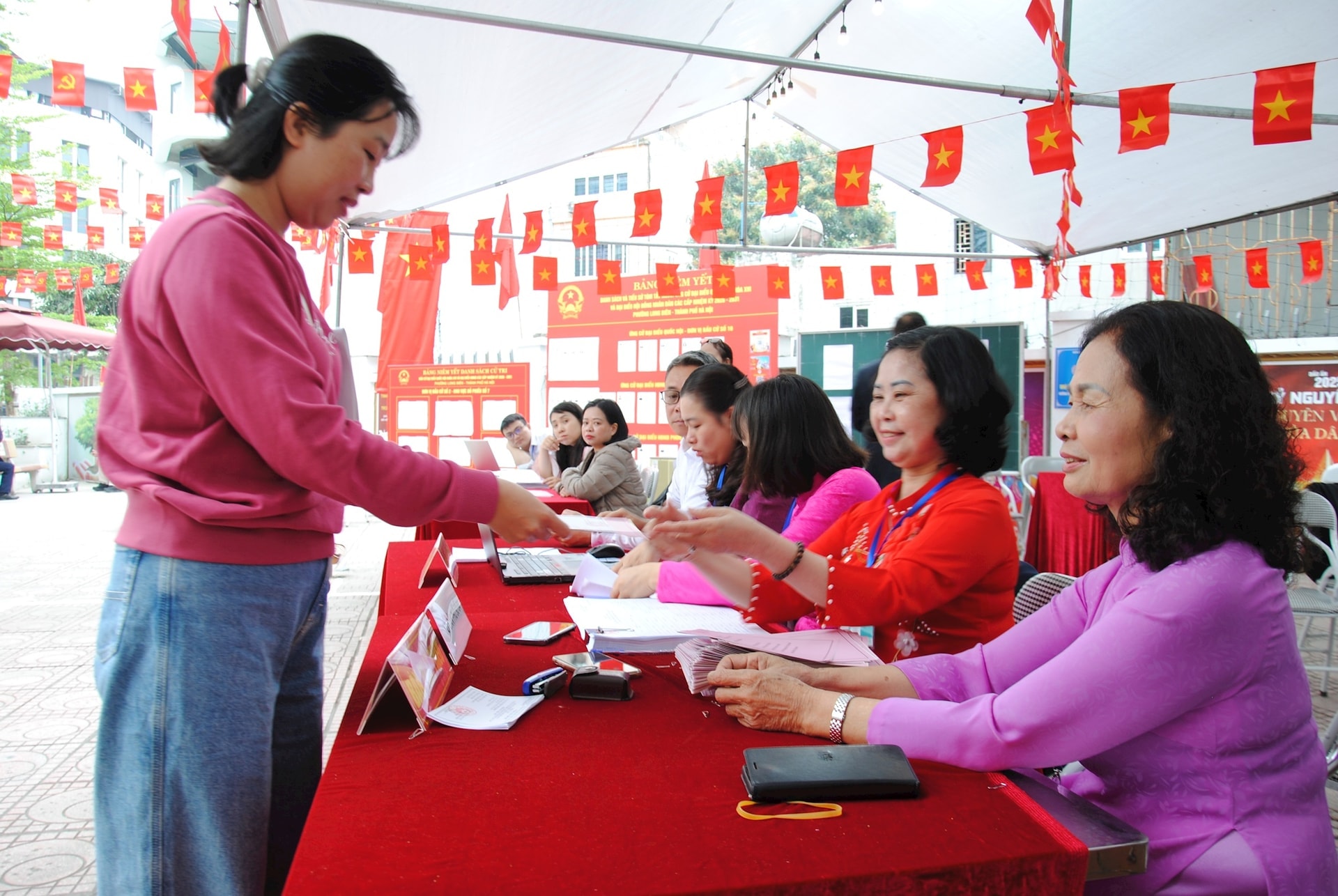 Toàn cảnh không khí bầu cử tại 126 xã, phường của Hà Nội- Ảnh 27.