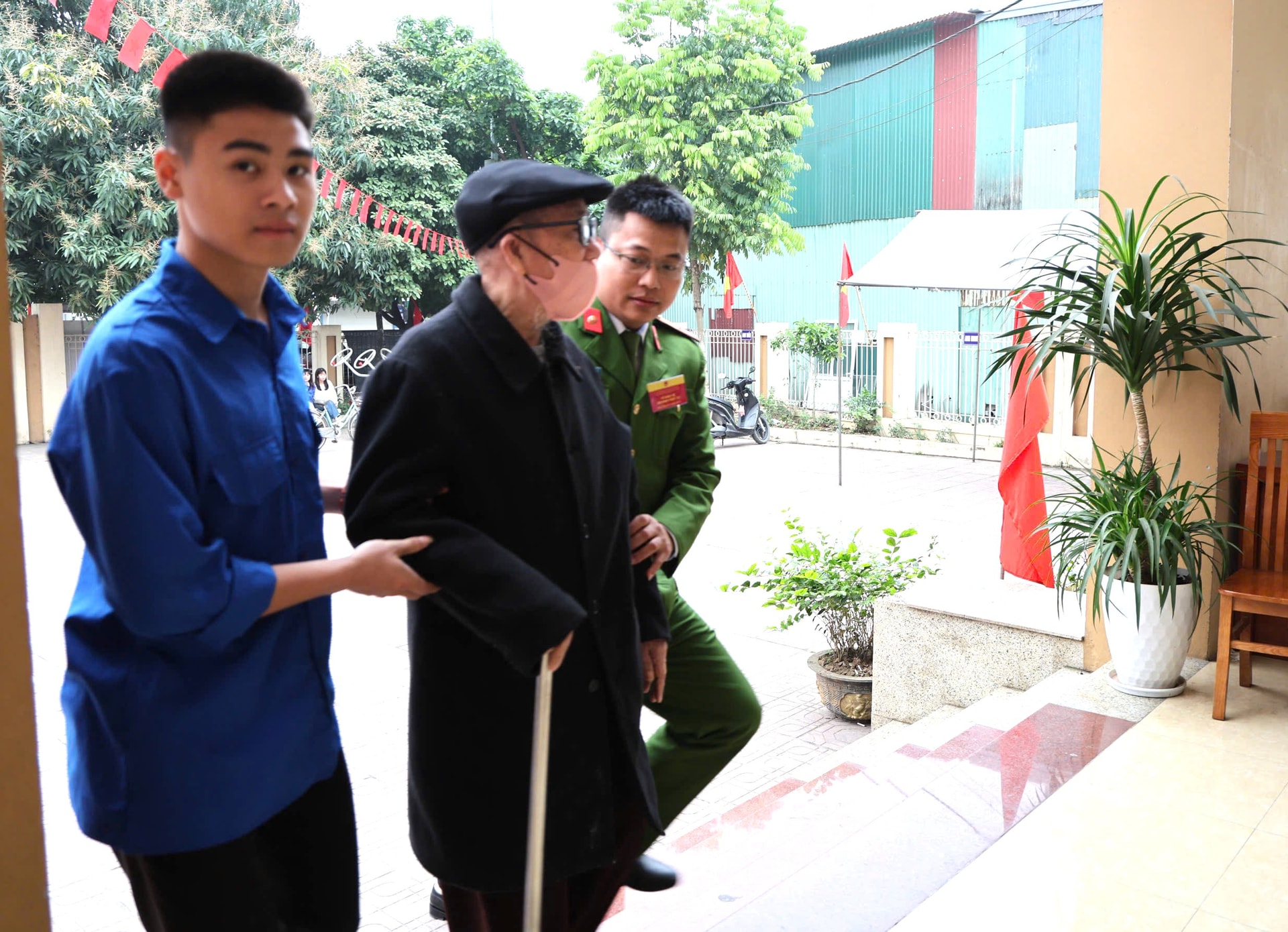 Công an xã Tam Hưng bảo đảm tuyệt đối an ninh, trật tự cuộc bầu cử- Ảnh 1.