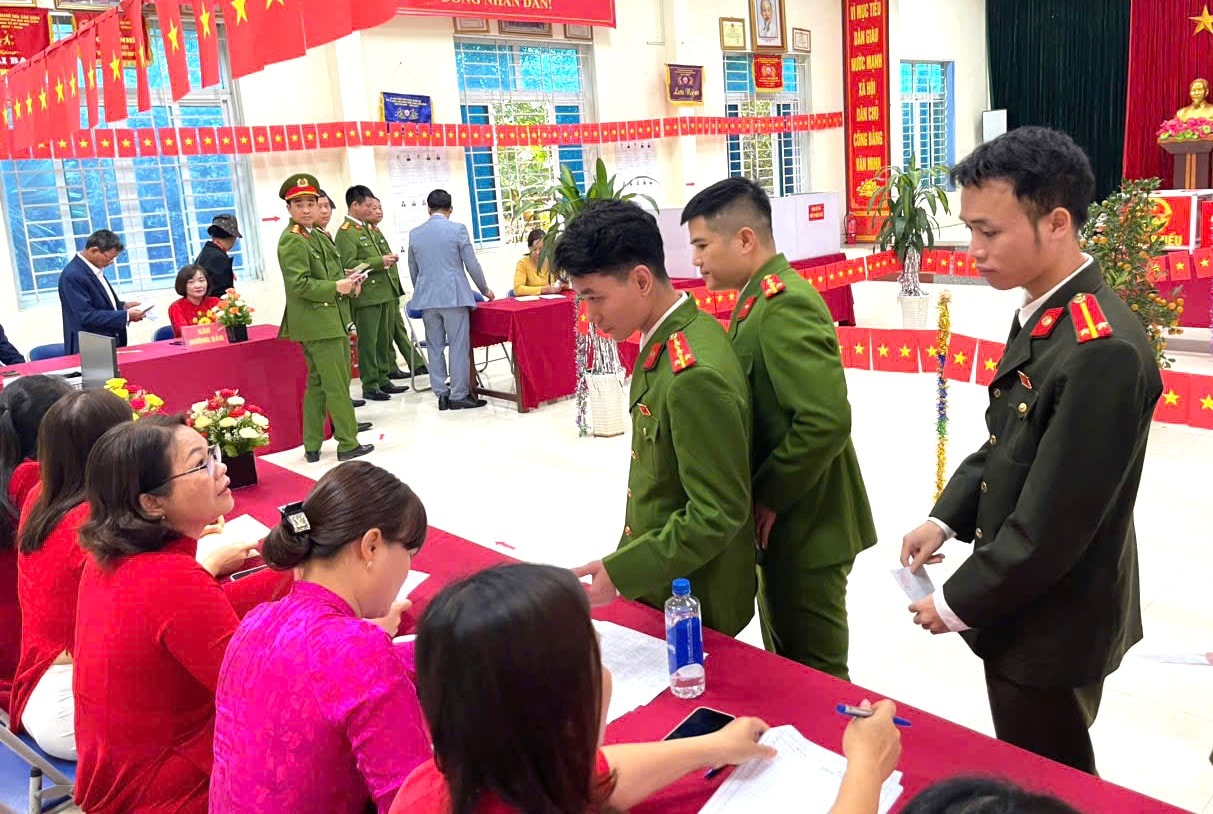 Công an xã Tam Hưng bảo đảm tuyệt đối an ninh, trật tự cuộc bầu cử- Ảnh 2.