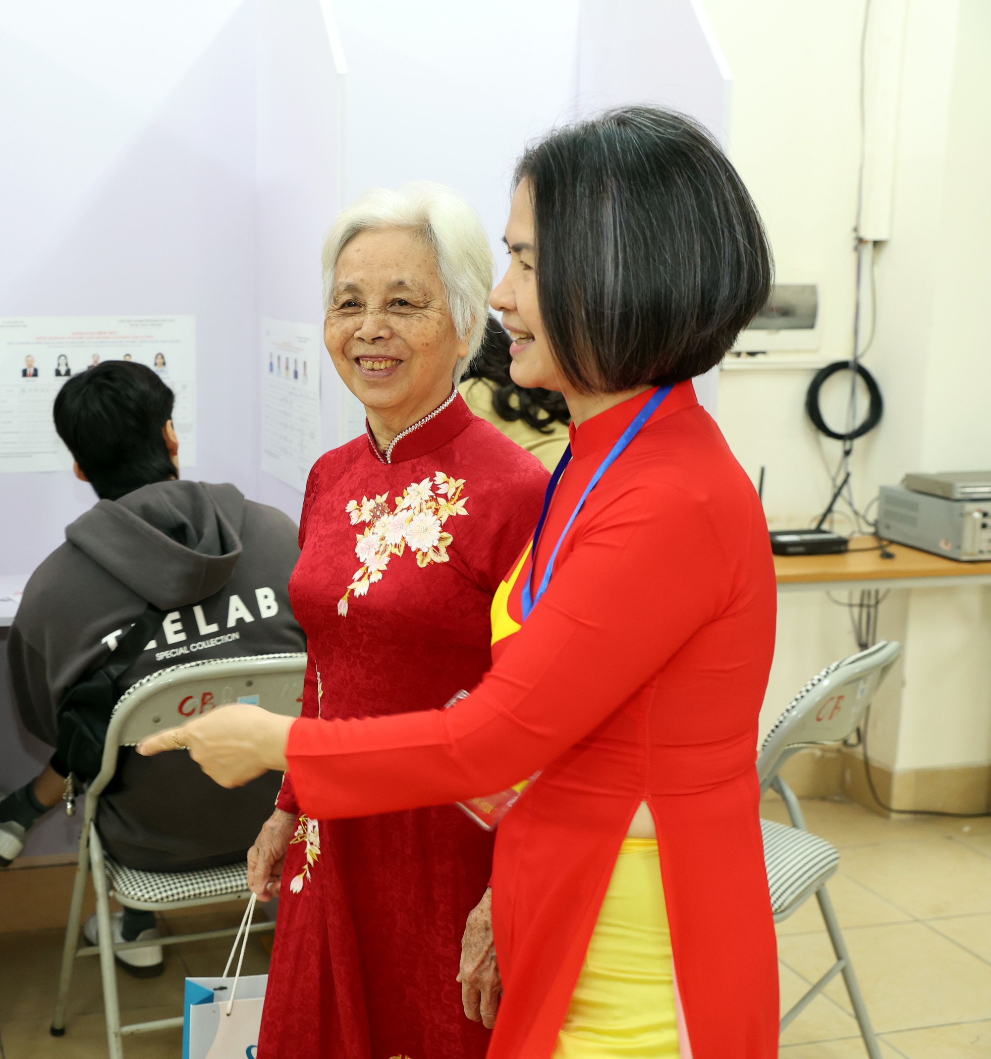 Phó Chủ tịch Quốc hội Nguyễn Đức Hải bầu cử tại Khu vực bỏ phiếu số 21, phường Ngọc Hà, Hà Nội- Ảnh 14.