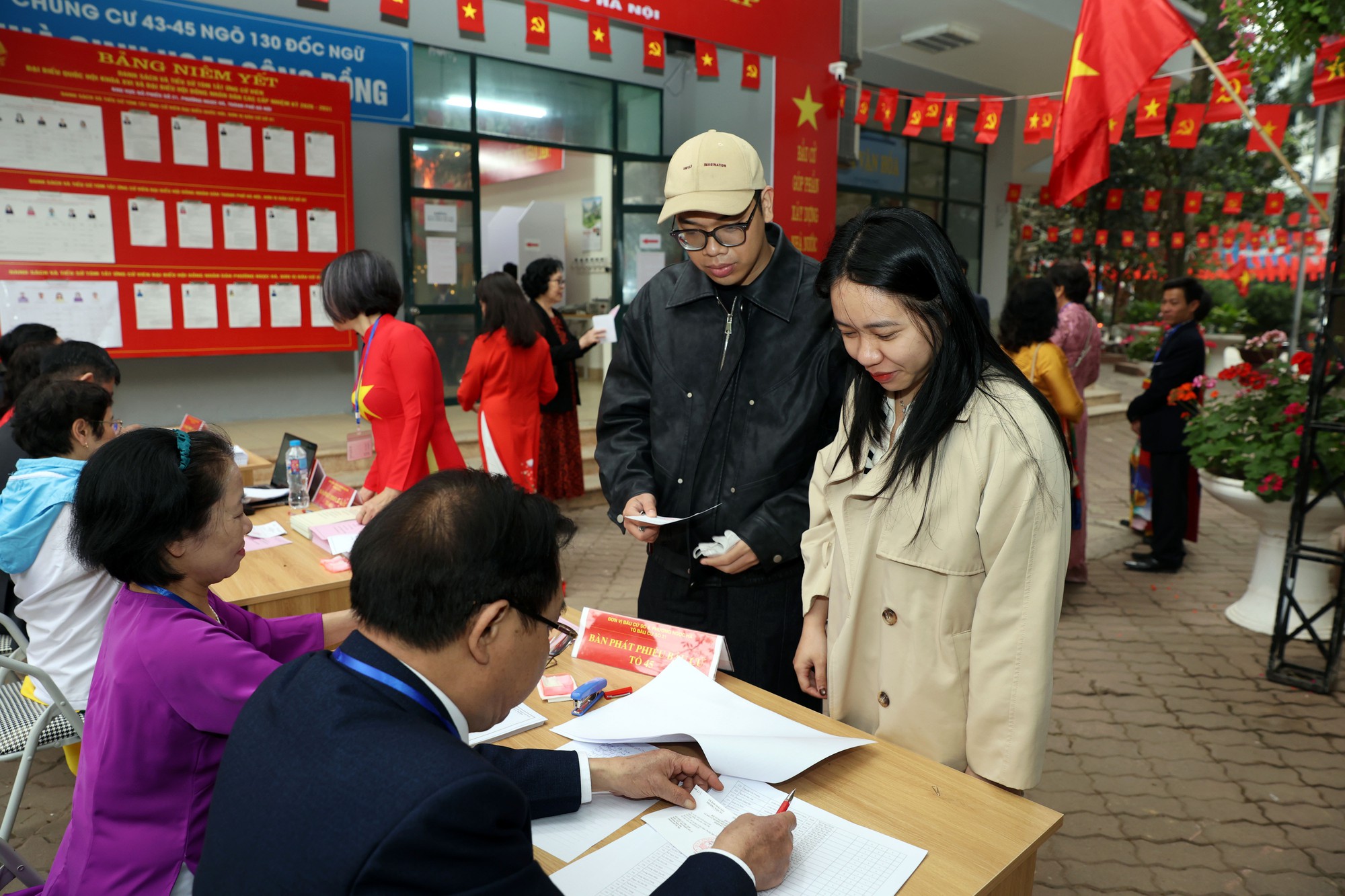 Phó Chủ tịch Quốc hội Nguyễn Đức Hải bầu cử tại Khu vực bỏ phiếu số 21, phường Ngọc Hà, Hà Nội- Ảnh 18.