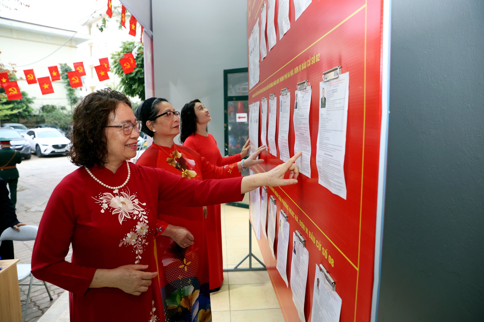 Phó Chủ tịch Quốc hội Nguyễn Đức Hải bầu cử tại Khu vực bỏ phiếu số 21, phường Ngọc Hà, Hà Nội- Ảnh 17.