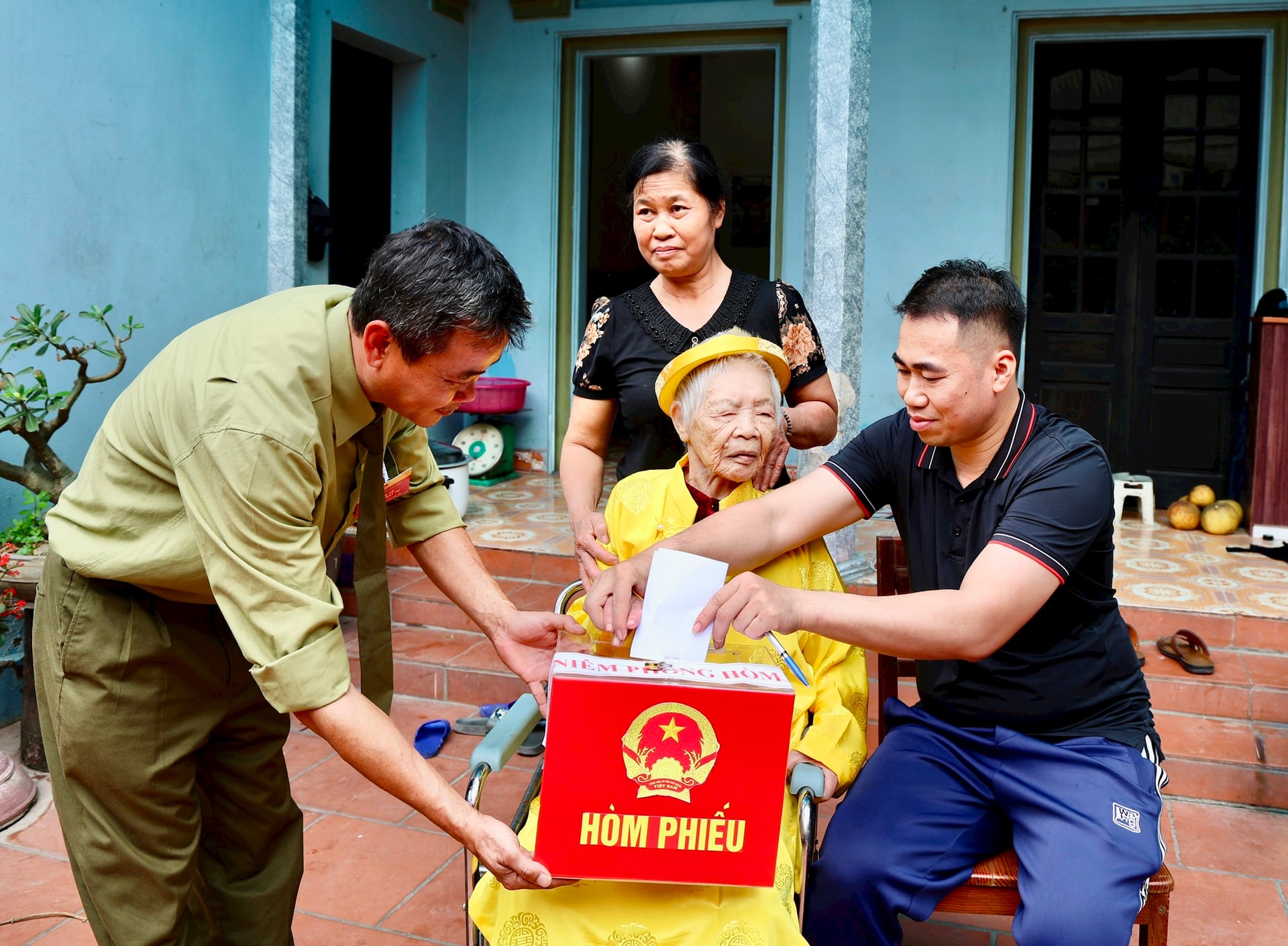 Niềm vui của những cử tri “đặc biệt” ở Tam Hưng- Ảnh 3.