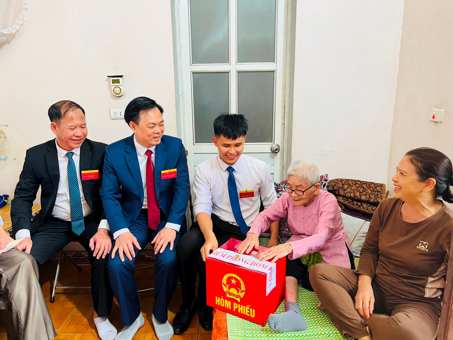 Niềm vui của những cử tri “đặc biệt” ở Tam Hưng- Ảnh 1.