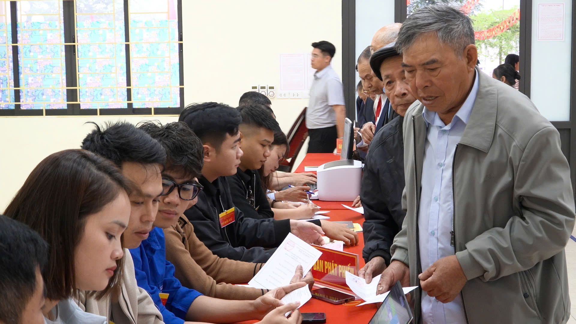 Cử tri Mê Linh hân hoan đi bầu cử, kỳ vọng vào các đại biểu có đức, có tài- Ảnh 3.